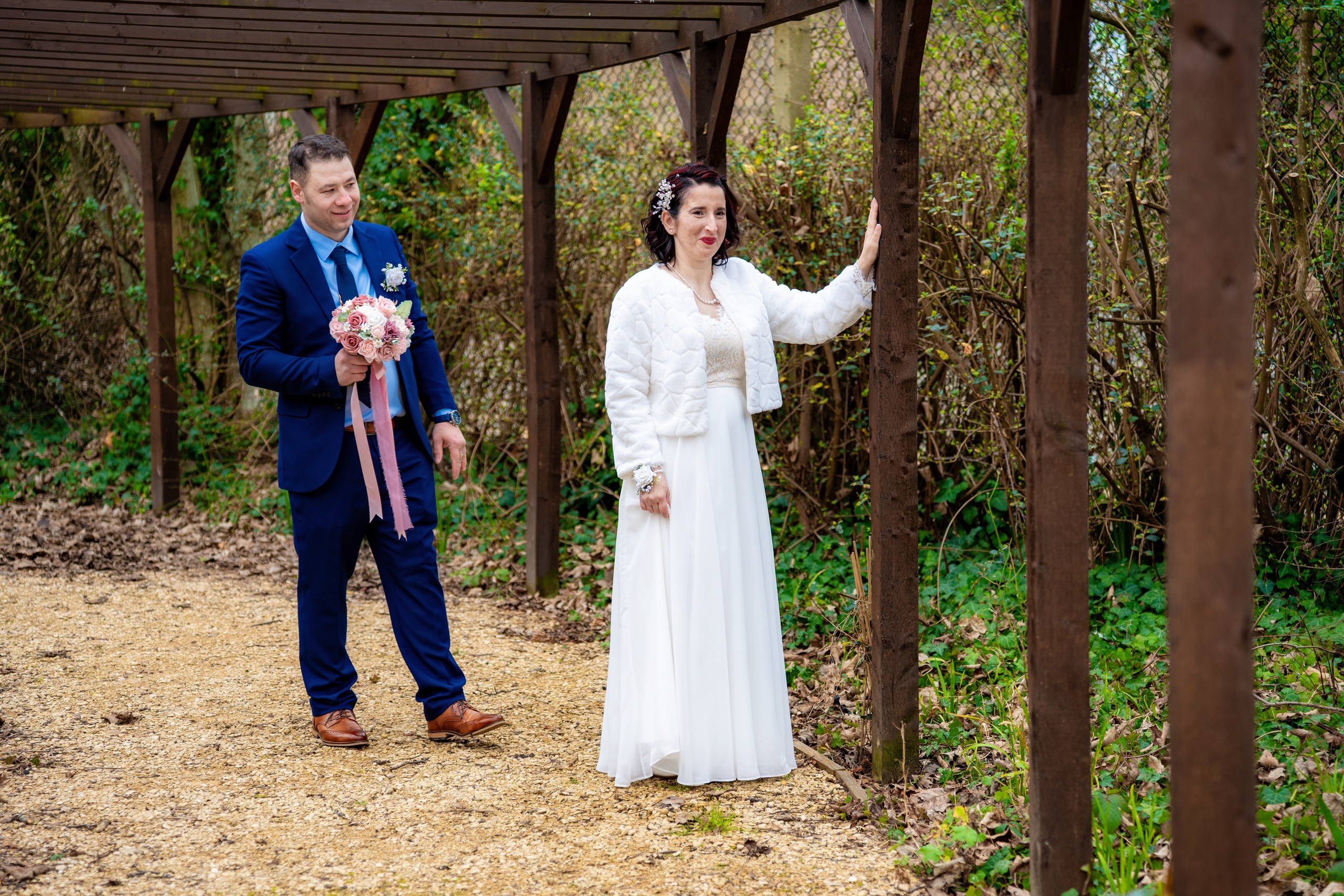 Mihaela si Stefan in centrul orasului Portsmouth, intr-un cadru urban elegant.