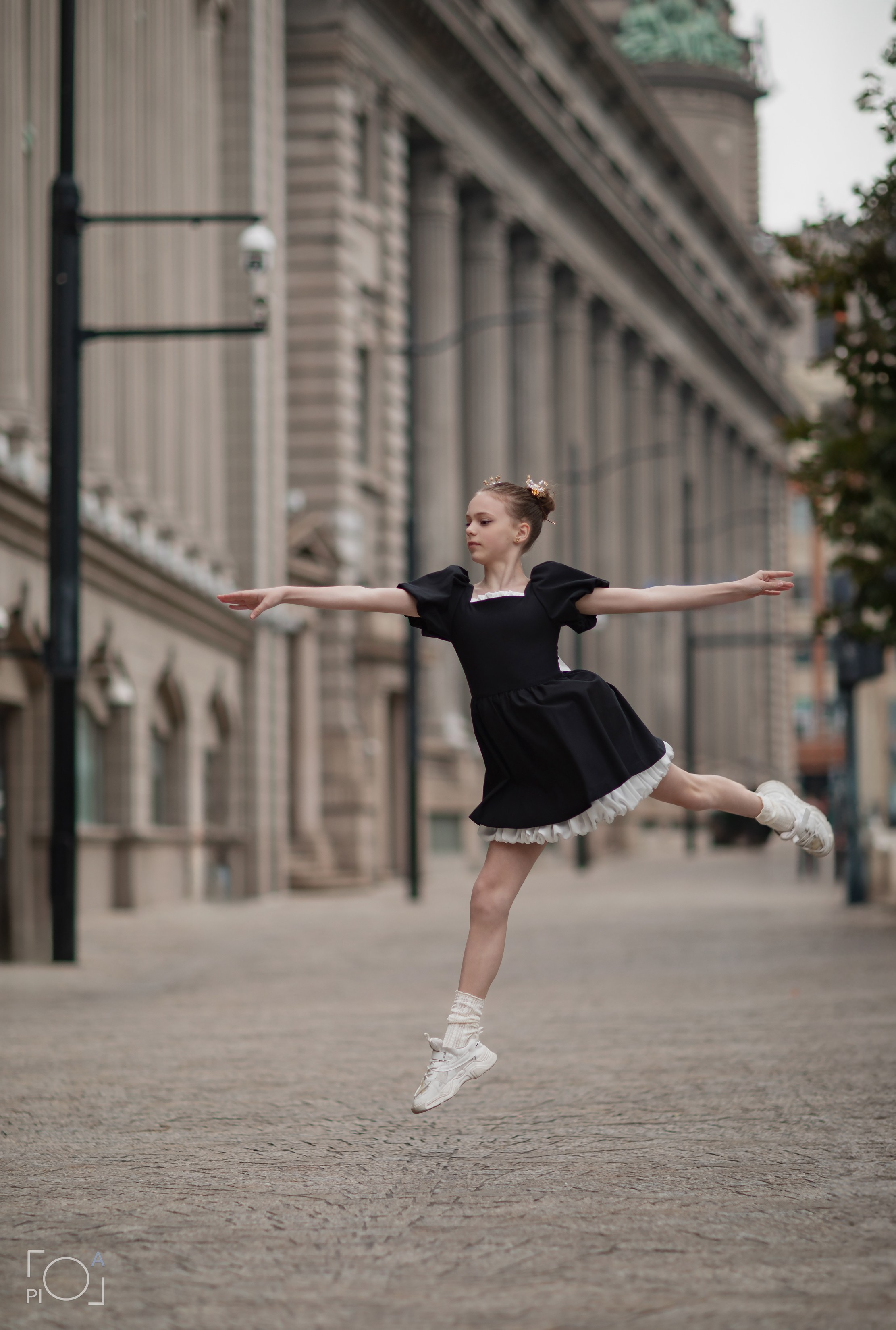 Фотосессия в Шанхае для девочки 11 лет, в черном платье. Девочка в балетном прыжке на улицах Шанхая