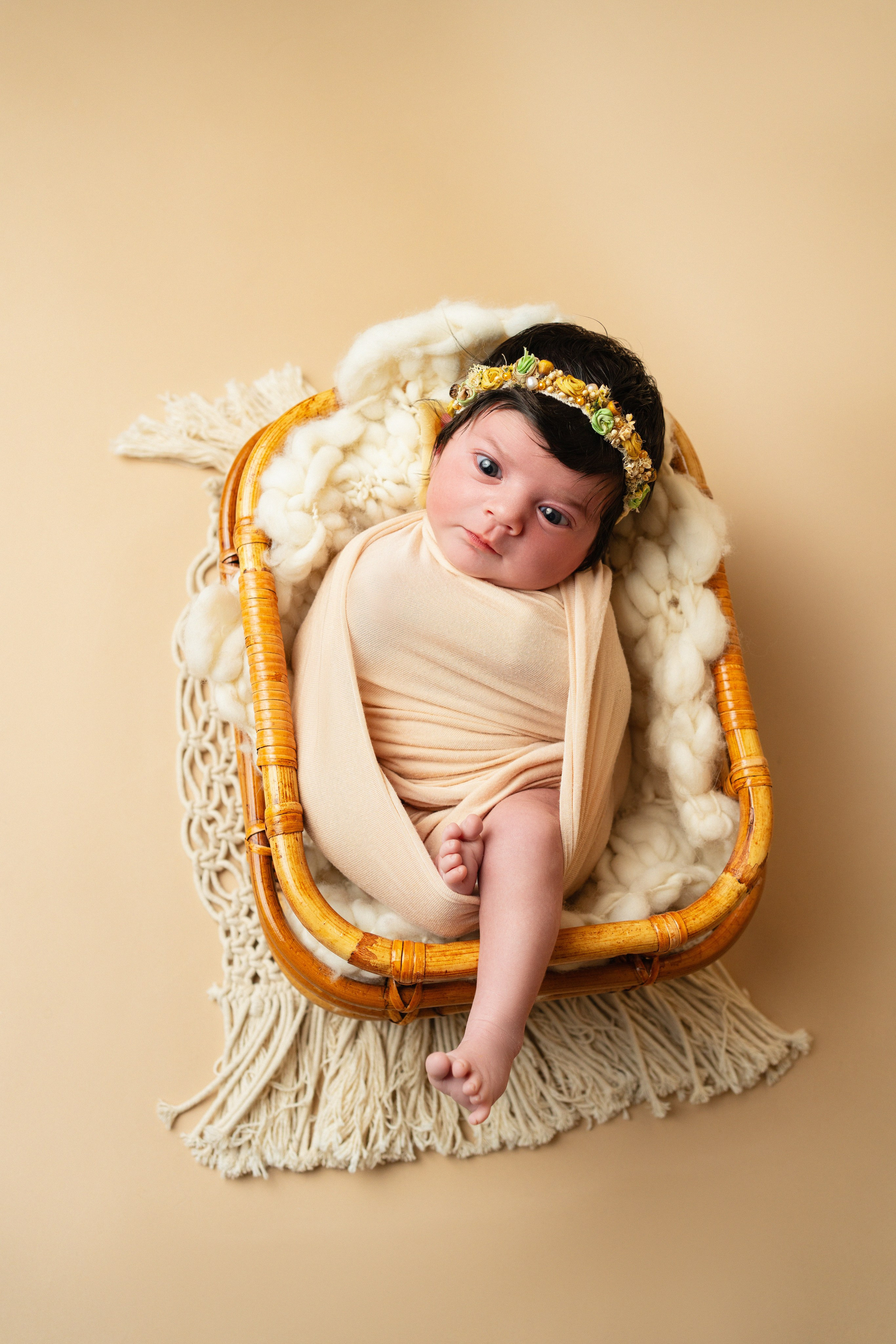 Ein stiller Moment, in dem das Baby seine Neugier auf die Welt mit seinen großen, wachen Augen zeigt