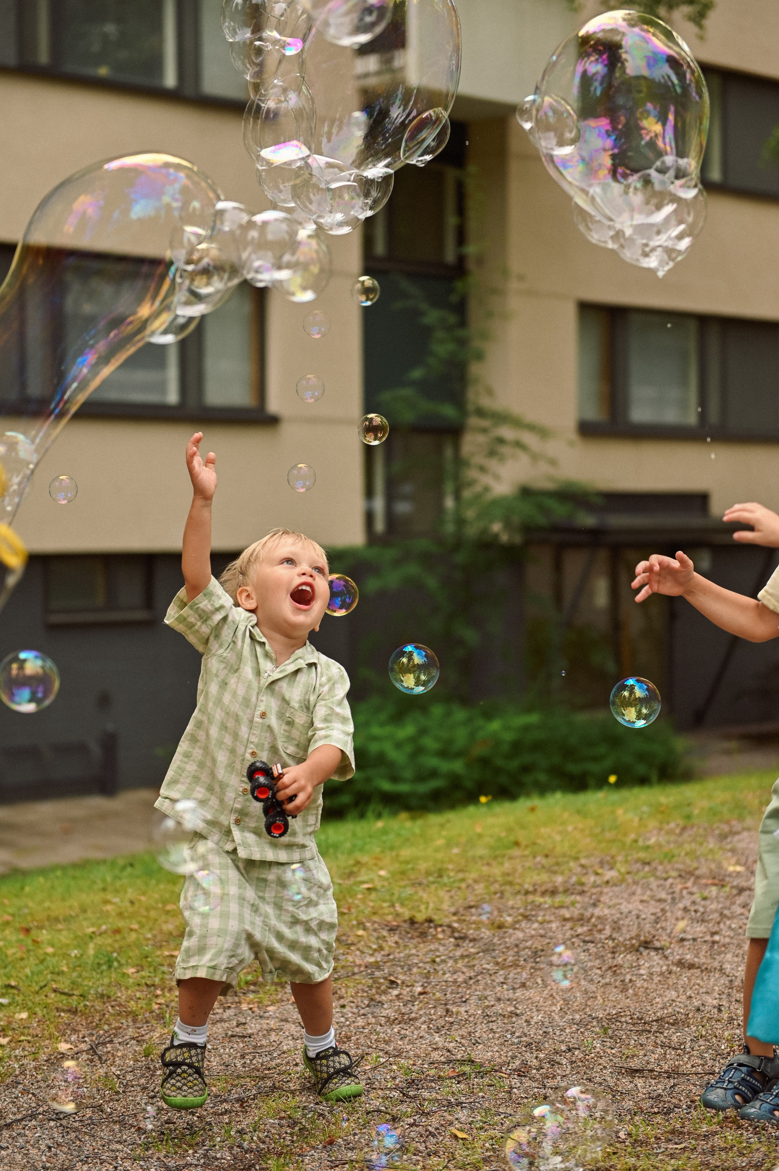 Праздник во дворе дома. Детский и семейный фотограф в финляндии дина пулкка. контент фотограф