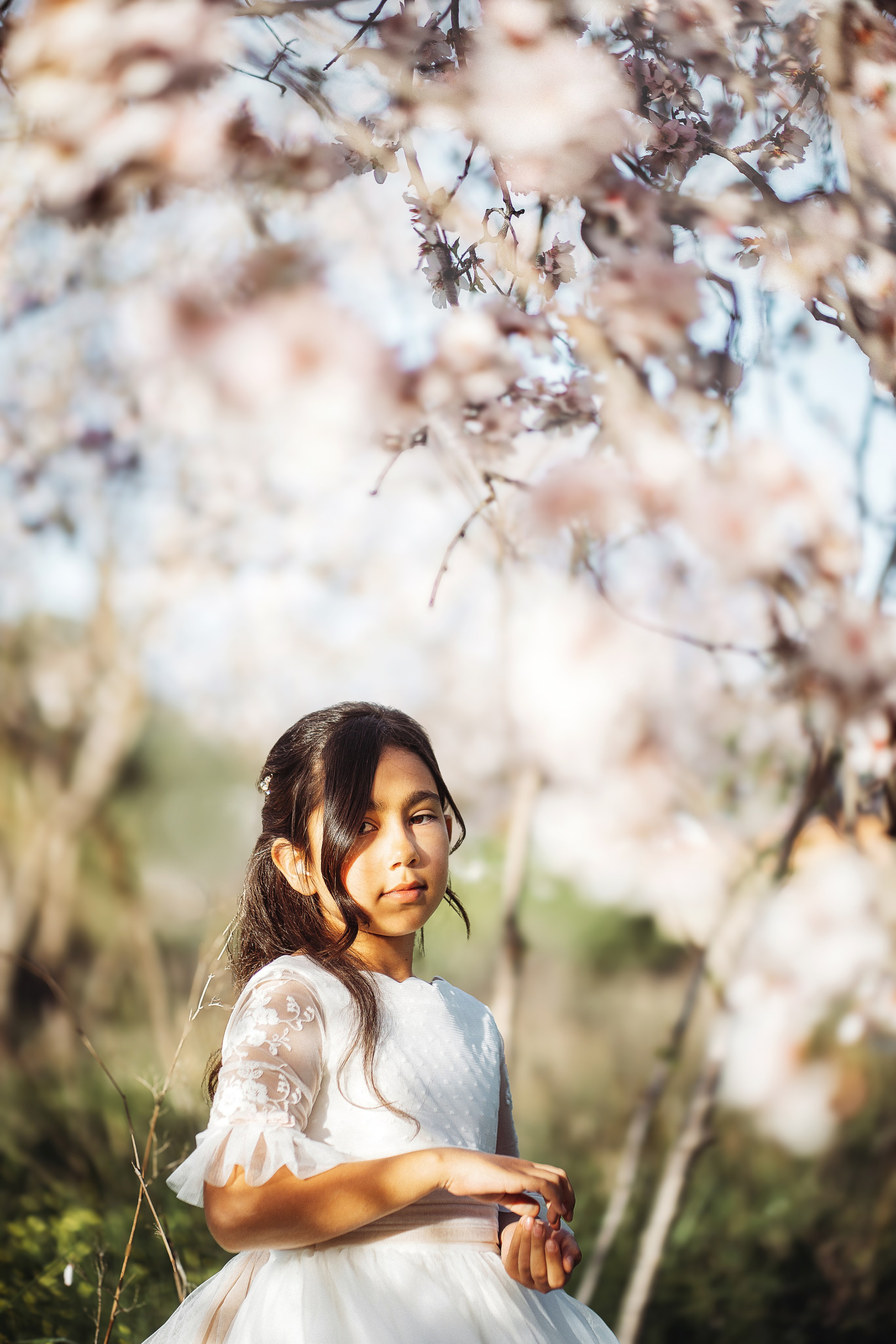 Fotos de comunión en Tenerife – Sesión con almendros en flor. Tania Bonnet | Fotógrafa profesional en Tenerife – Sesiones con vestidos voladores