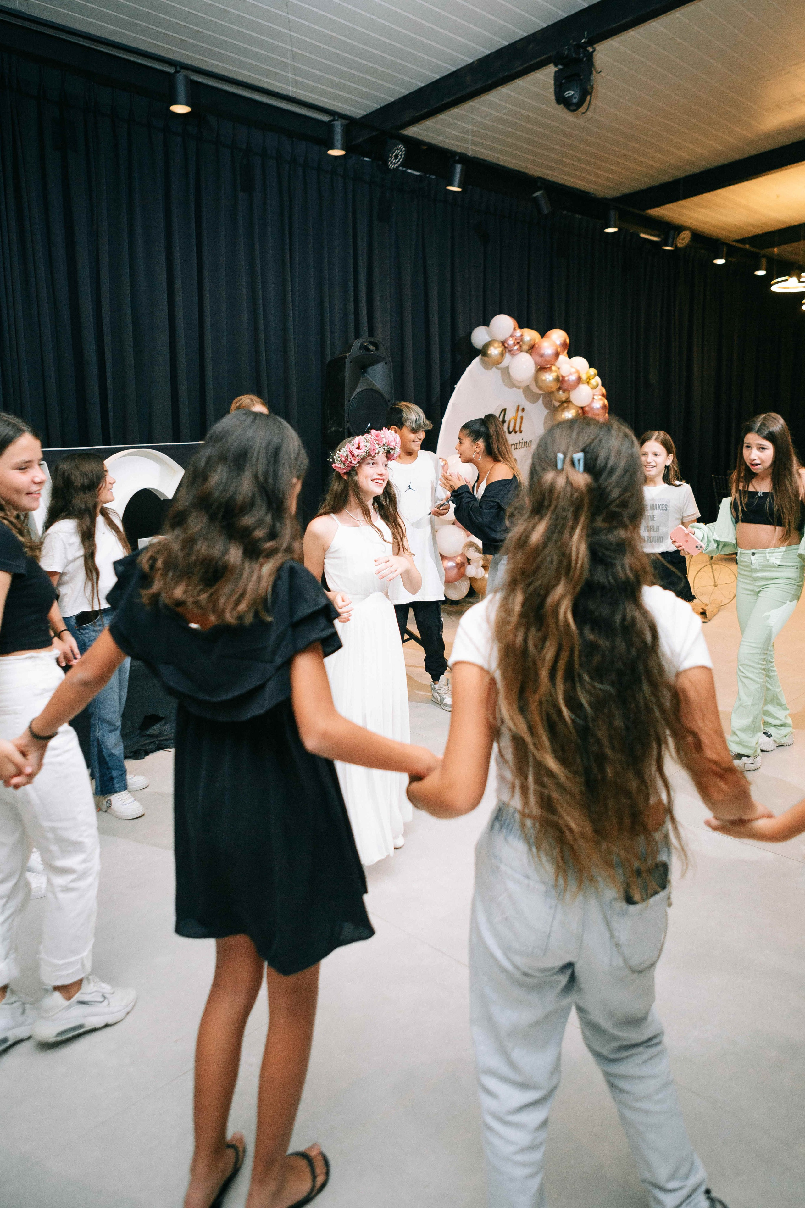 PARTY WITH FRIENDS. Https://shi-photo.com/