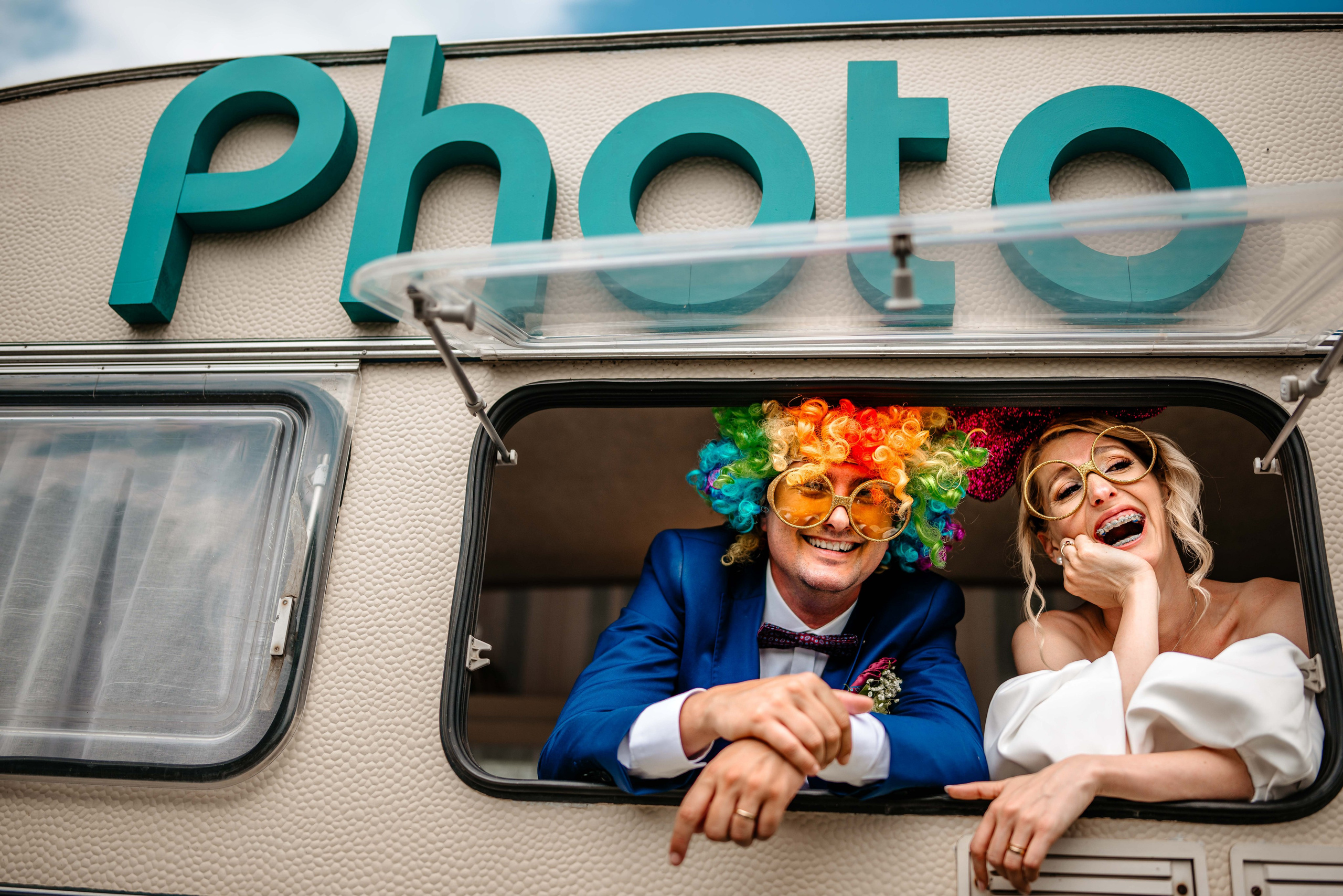 Radu Rahovan Fotograf de nuntă Cluj – miri veseli în fotocabină, moment plin de voie bună.