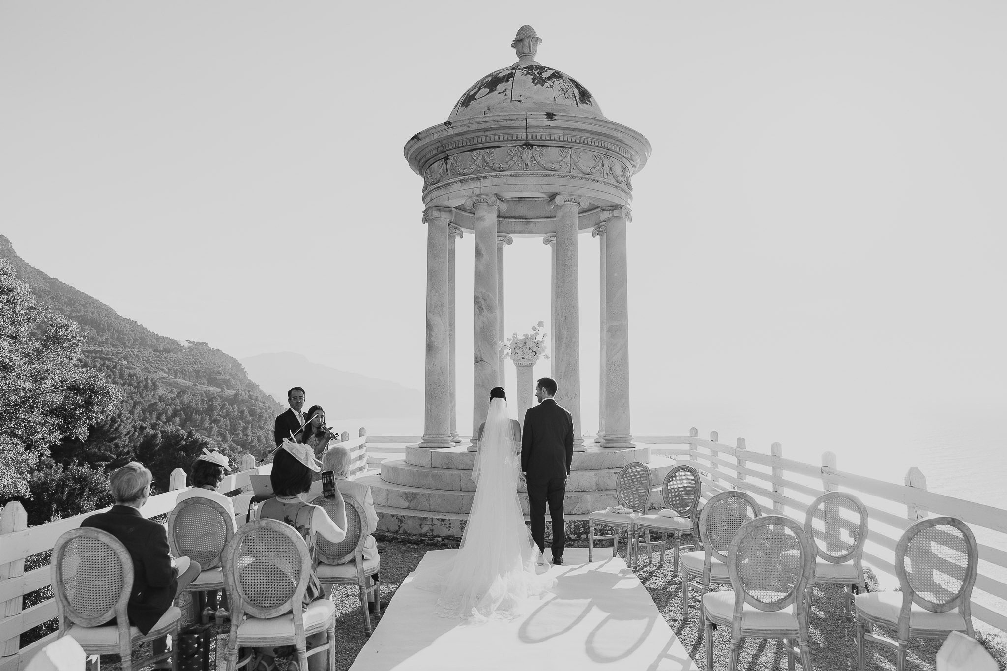 Violinist and officiant during wedding ceremony Mallorca