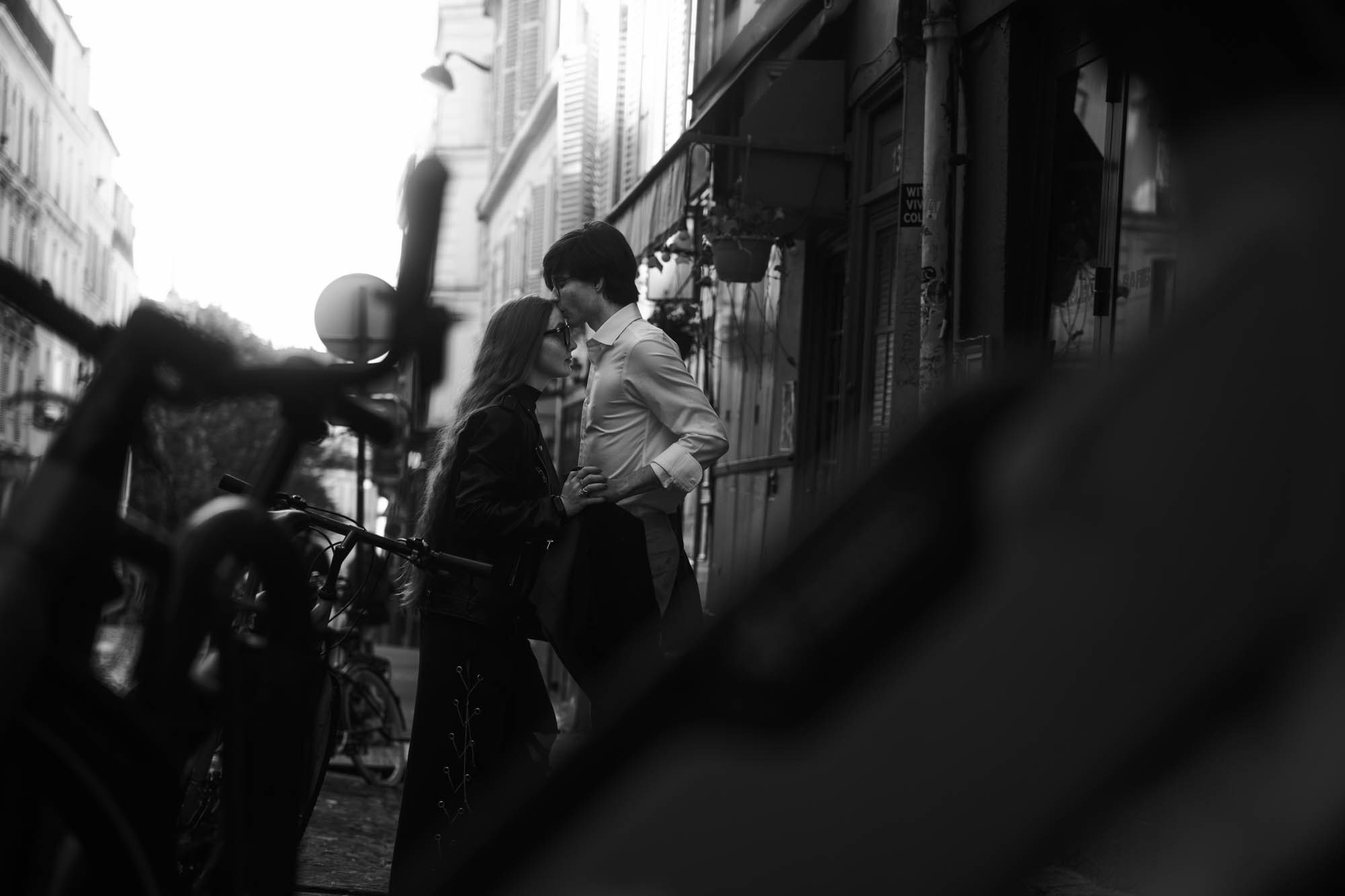 Montmartre Couple Photoshoot in Paris. Paris photographer — Polina Osipova