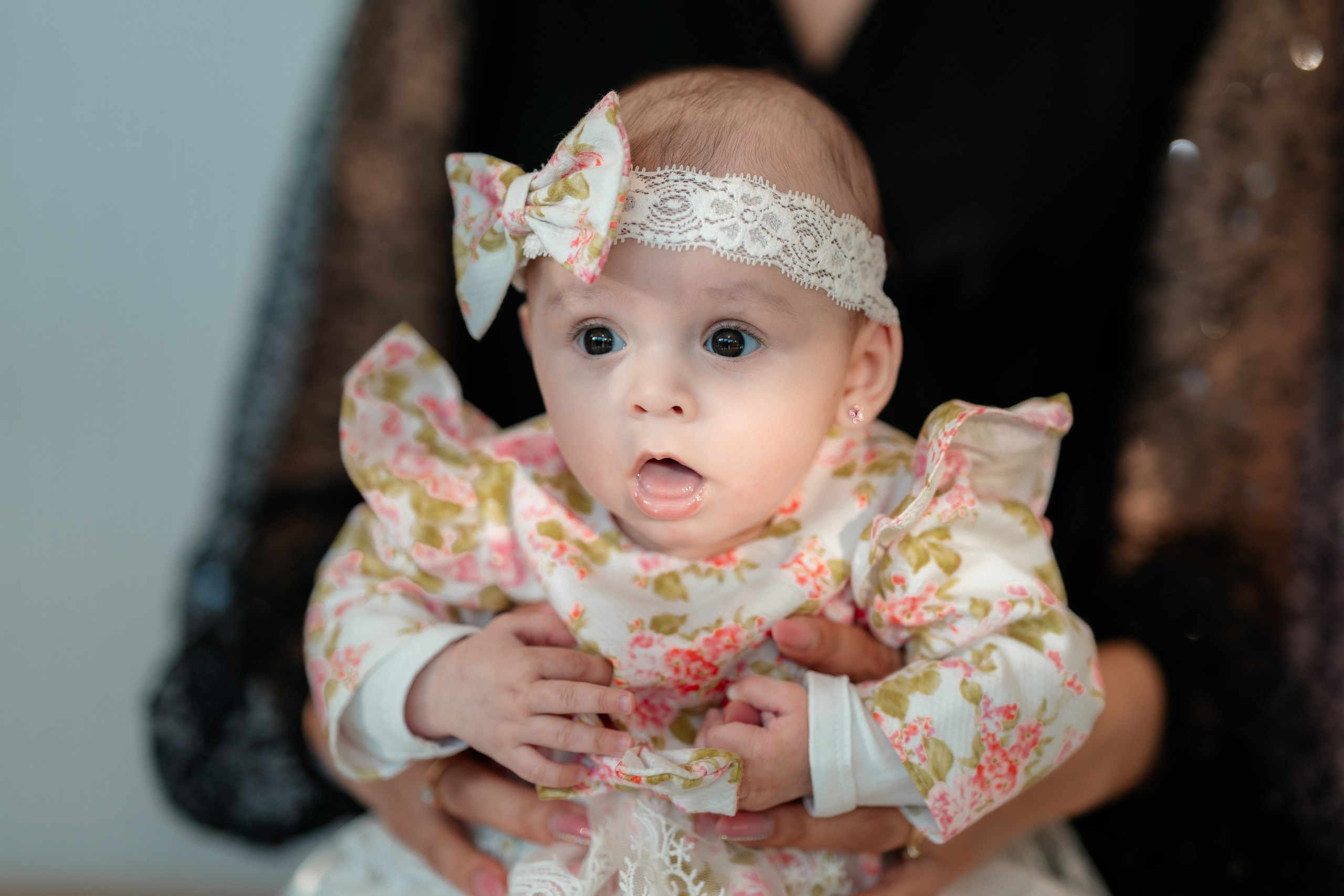 fotograf botez , fotografie botez Botoșani, fotograf Alin Chirilă, amintiri botez, fotografii botez, botez Miruna Parascheva, fotograf copii, fotografie botez în Botoșani-alt="botez , fotografie botez Alin Chirilă, amintiri botez, fotografii emoționante botez Botoșani"-- fotografii-botez-bebelus- amintiri-botez-micuț- moment-sfânt-crestinare- fotografie-emotionanta-botez- detalii-botez-bebelusi- parinti-fericiti-la-botez- fotograf-botez-profesionist- botez-in-biserica-ortodoxa- micuț-botezat-cu-emoție- zâmbete-și-lacrimi-la-botez- bebeluș-la-cristelniță- decor-botez-colorat- botez-cu-dragoste-și-credință- emotie-pura-la-botez- fotograf-botez-botosani- botez-iasi-suceava-fotograf- amintiri-nepretuite-botez-- Preotul ținându-l pe micuțul Mathias Gabriel la botez, în biserica Înălțarea Domnului, Copălău  - Detalii de la botezul lui Mathias – lumânare, trusou și icoană  - Familia lui Mathias Gabriel alături de micuț, în ziua botezului  - Portret emoționant cu mama și bebelușul în brațe, în biserică,fotograf profesionist evenimente Botoșani, Iași, Suceava, Fălticeni, Bacău, Pașcani, Roman - AlinoFotoStudio by Alin Chirilă - servicii foto nuntă, botez, cununie, ședințe foto creative, albume personalizate, fotografii emoționante și calitative pentru cele mai importante momente din viață,fotograf nuntă Botoșani Alin Chirilă,  ședință foto botez Iași - AlinoFotoStudio,  servicii fotograf profesionist evenimente Suceava,  fotograf cununie civilă Fălticeni - Alin Chirilă,  album foto nuntă personalizat Bacău.“Bebeluș botezat în biserică, ținut în brațe de nași”	•	“Detaliu cu lumânarea de botez decorată cu flori albe”	•	“Părinți emoționați alături de copilul lor la ceremonia de botez”	•	“Masa festivă de botez cu decor tematic și tort personalizat”	•	“Momentul în care preotul toarnă apă sfințită pe fruntea bebelușului”	“Bebeluș în rochie albă de botez, zâmbind în brațele mamei”	•	“Detaliu cu cruciulița de botez așezată pe o pernă de satin”	•	“Părinți și nași aprinzând lumânările în timpul ceremoniei de botez”	•	“Tort de botez decorat cu figurine tematice și numele copilului”	•	“Copil botezat dormind liniștit în pătuțul decorat festiv”	•	“Momentul în care preotul binecuvântează copilul în fața altarului”	•	“Invitați adunându-se în jurul mesei festive la petrecerea de botez”	•	“Bebeluș ținând în mână o jucărie personalizată primită la botez”	•	“Familie fericită pozând împreună după ceremonia de botez”	•	“Decor tematic cu baloane și flori la locația petrecerii de botez” fotograf Botoșani fotograf evenimente fotograf botez Alin Chirila fotograf alinofotostudio.fotograf botez Amelis Maria, fotografie botez Botoșani, fotograf Alin Chirilă, amintiri botez, fotografii botez, botez Amelis Maria, fotograf copii, fotografie botez în Botoșani,