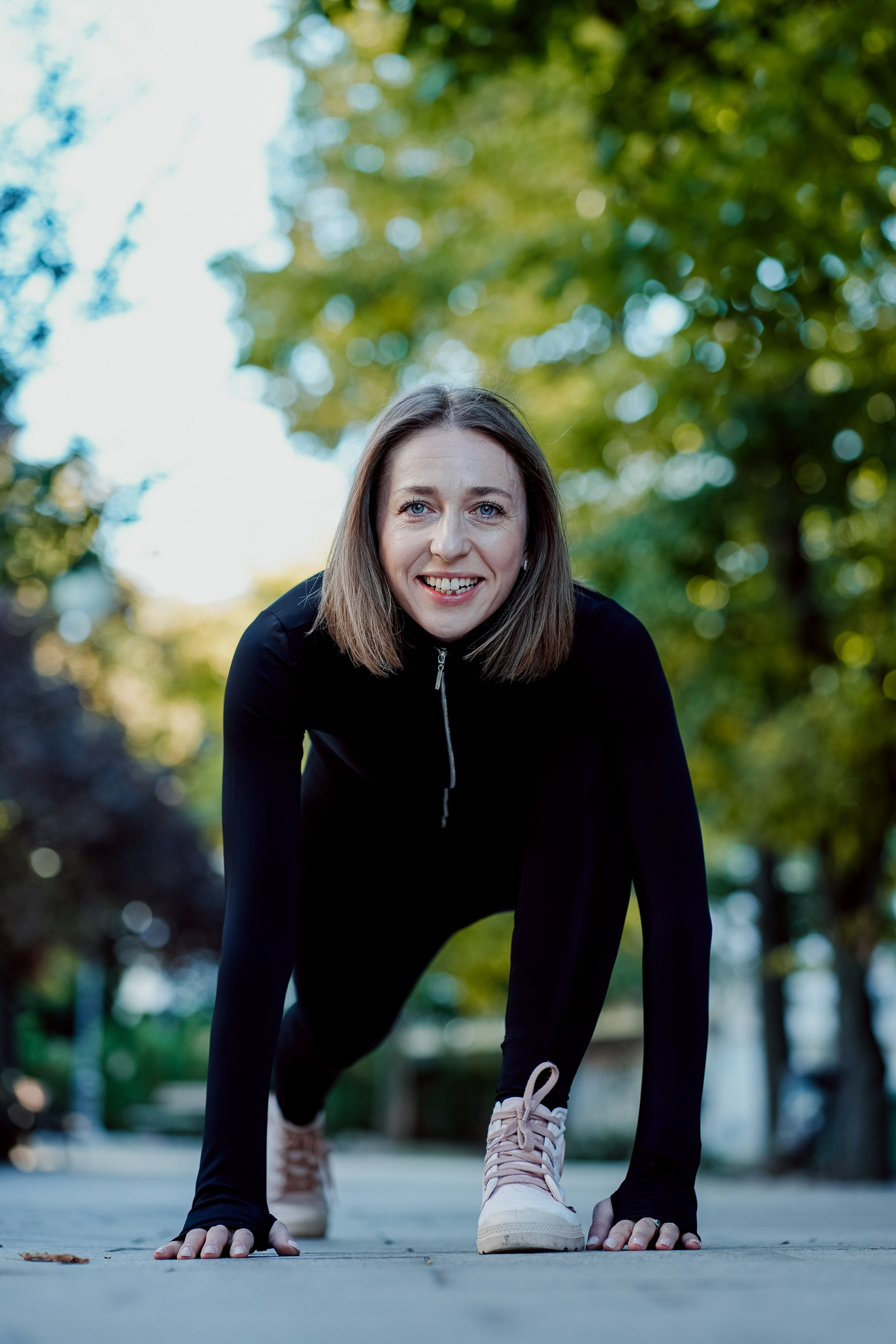 Sunt o Zeita — yoga on street. MARINABUGS