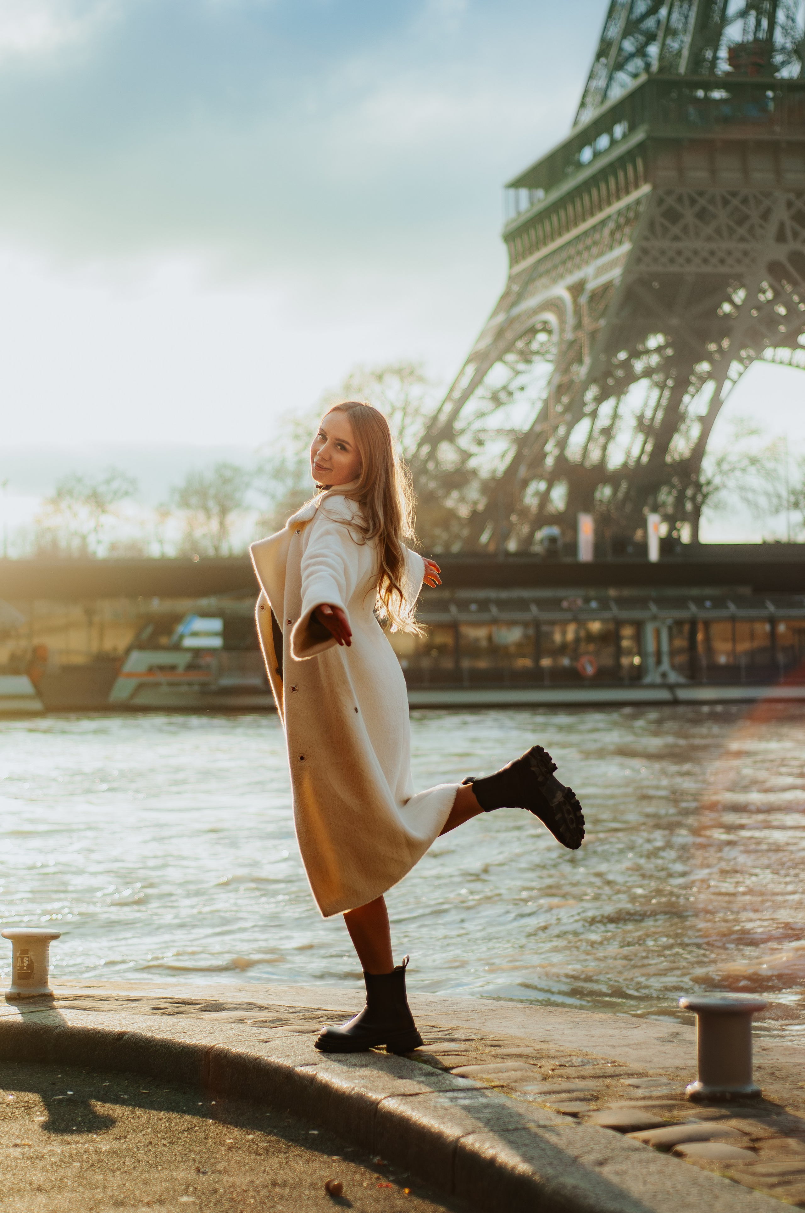 Winter Eiffel Tower photoshoot. Paris photographer — Polina Osipova