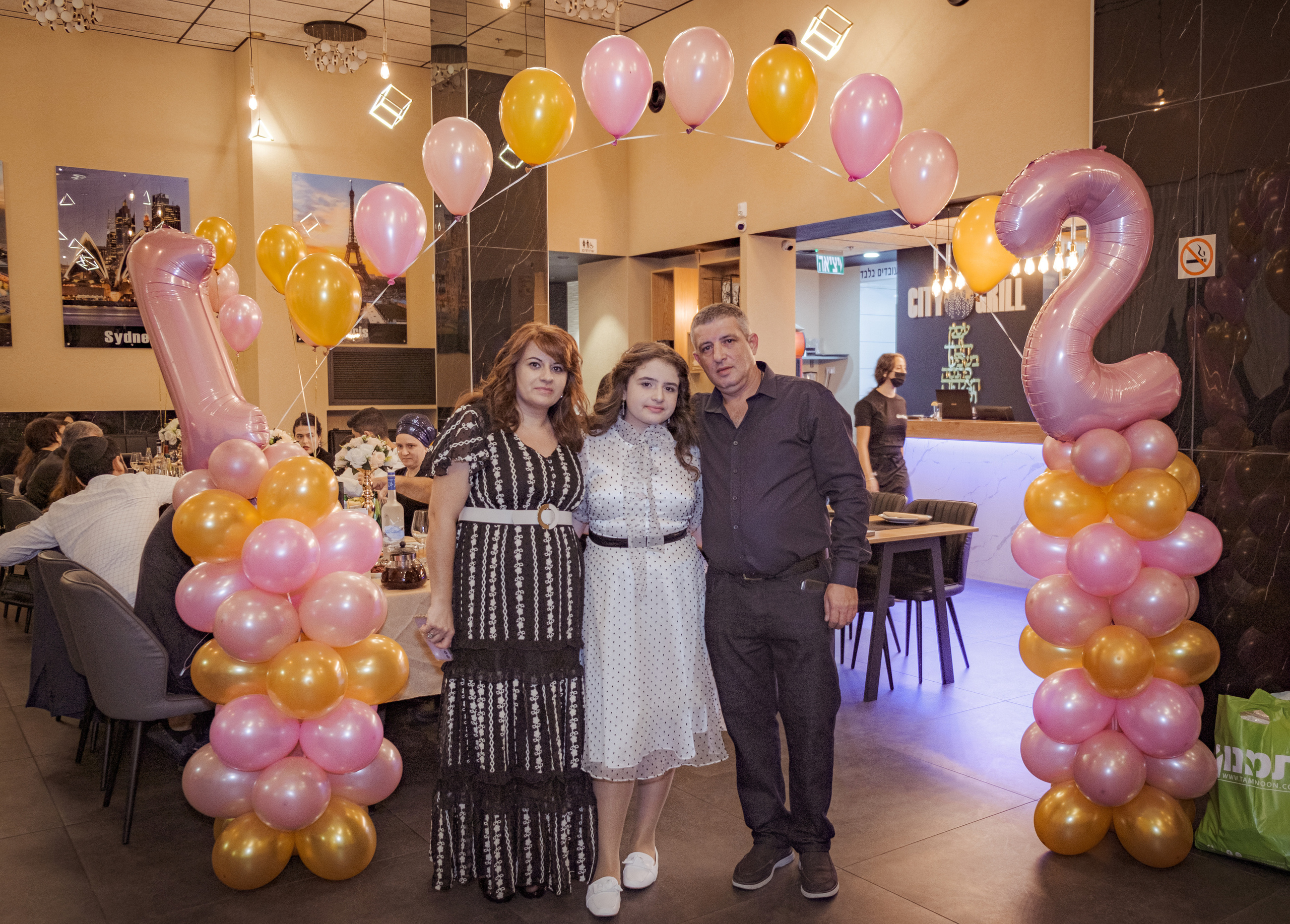 Birthday party. Middle East Photo Agency — Weddings, Bar & Bat Mitzvahs, Brit Milah, Theater, Magnets, Portraits