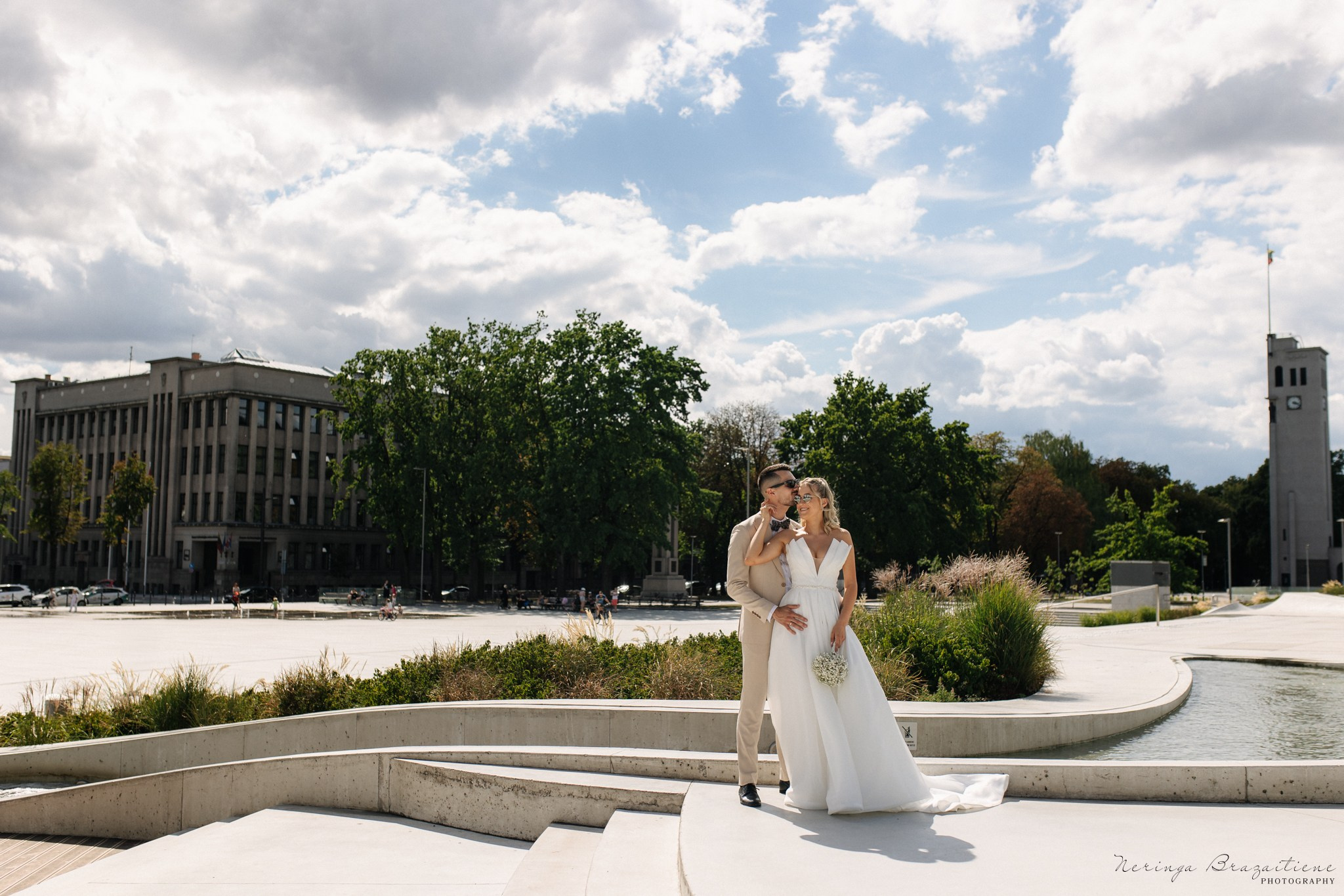 Vestuvinė fotosesija Kaune, Vienybės aikštėje, prie Lietuvos banko
