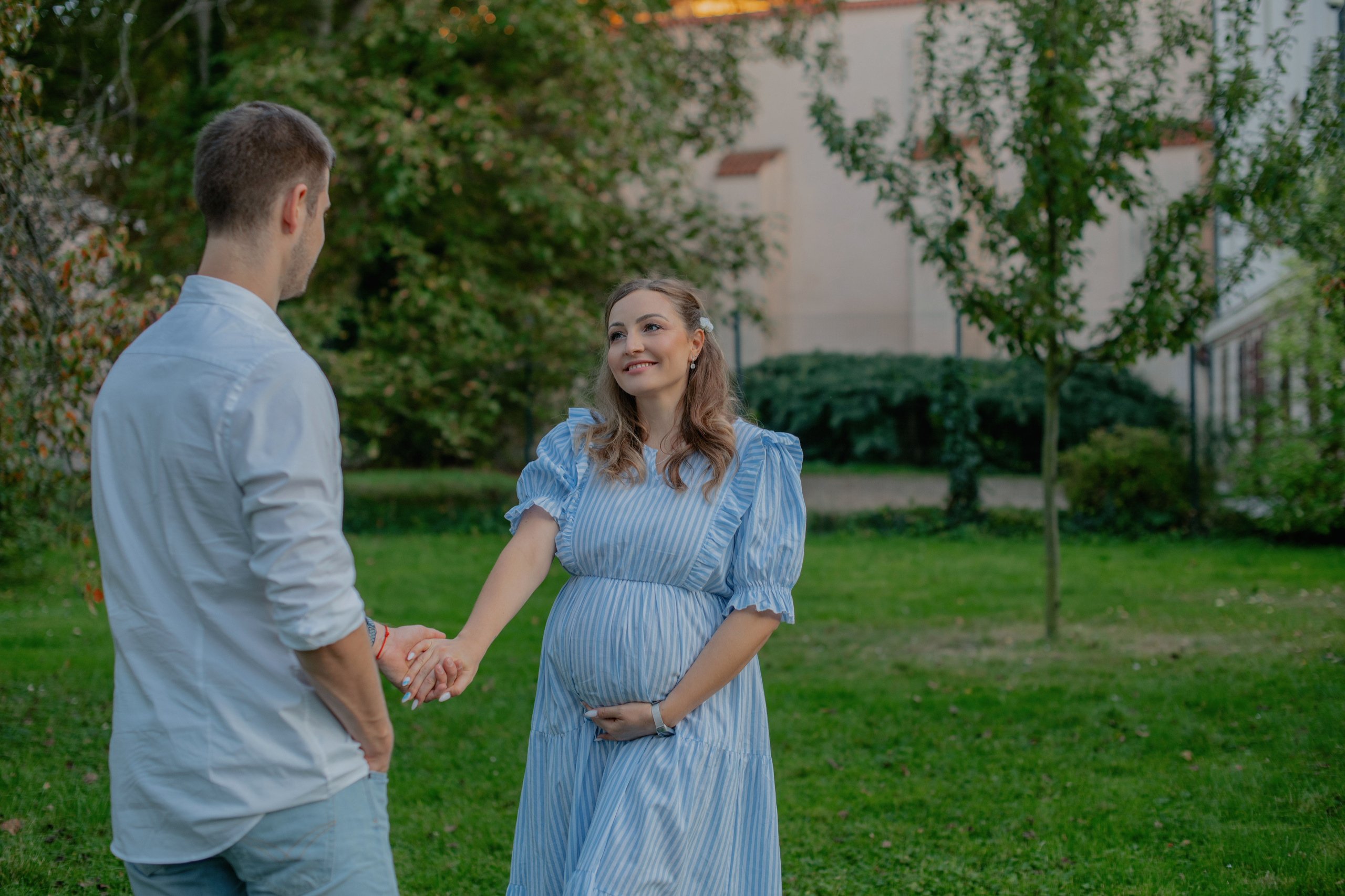 Pregnancy photography. Professional photographer in Prague Anastasia Haritonova