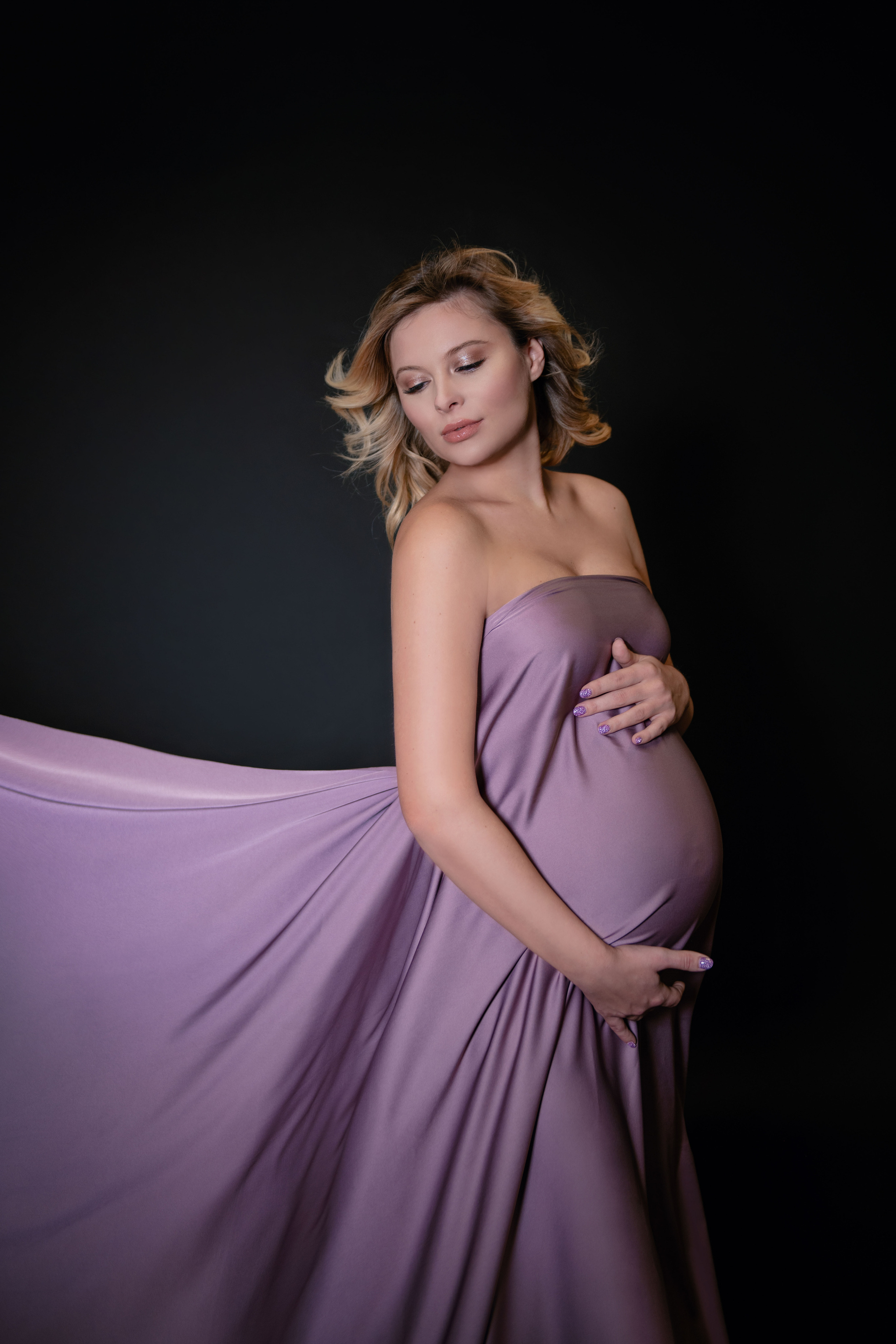 Pregnancy photography. Professional photographer in Prague Anastasia Haritonova