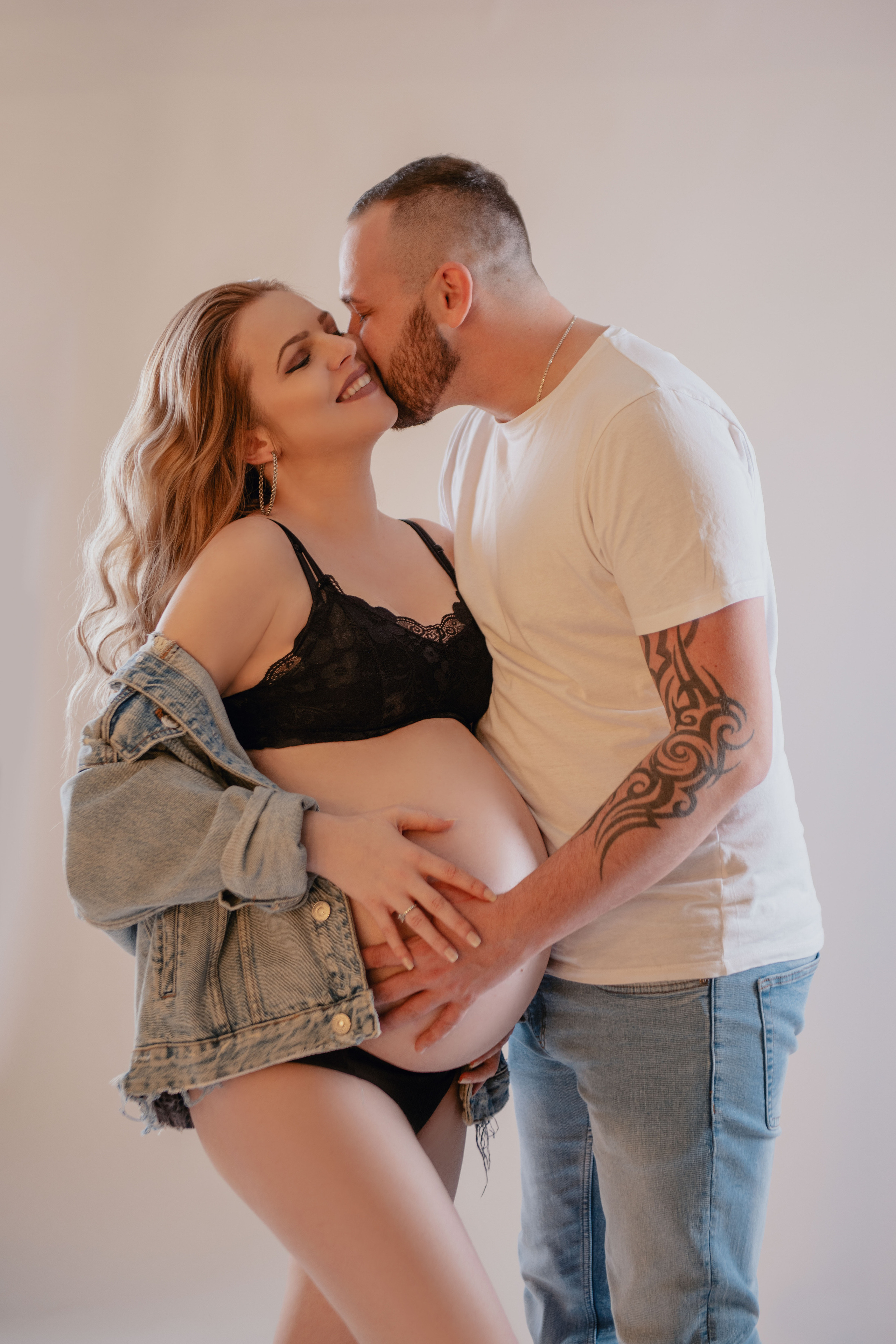 Pregnancy photography. Professional photographer in Prague Anastasia Haritonova