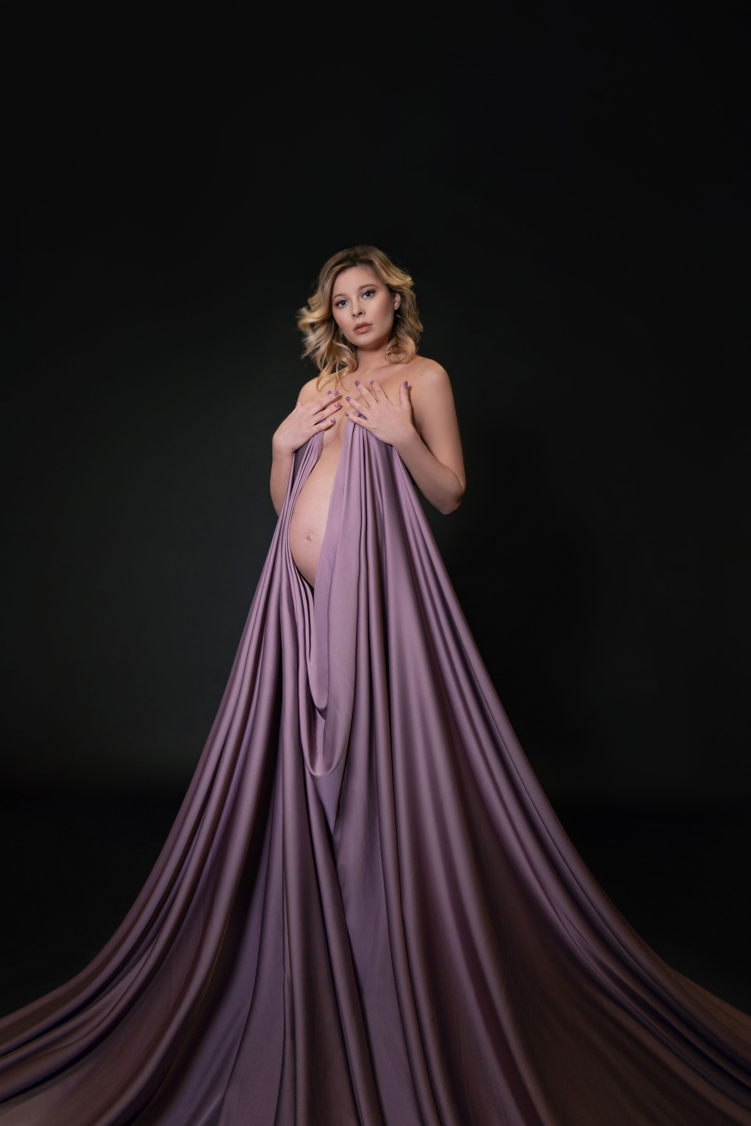 Pregnancy photography. Professional photographer in Prague Anastasia Haritonova