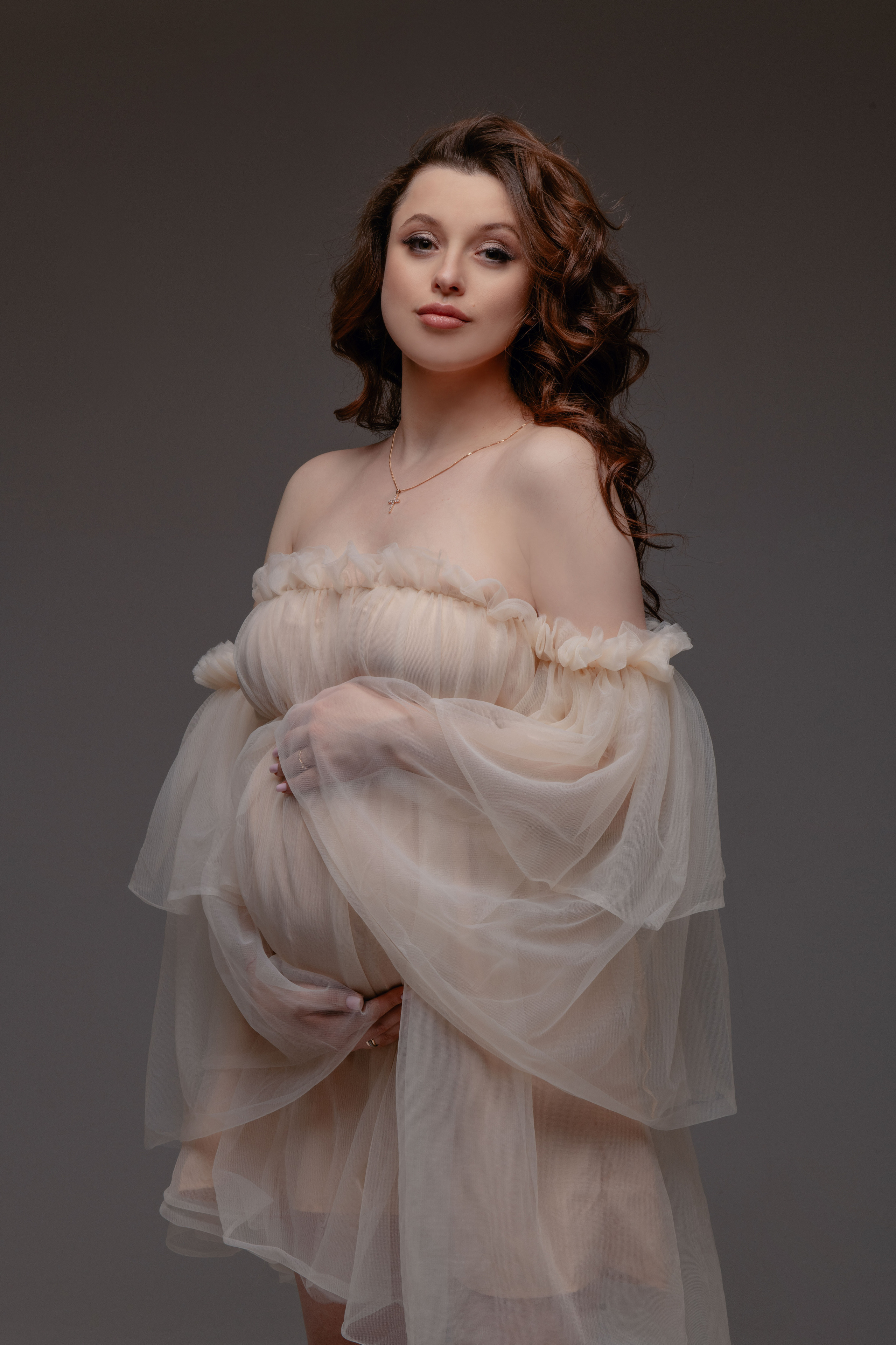 Ateliérové těhotenské focení mladého páru v Praze a České republice. Profesionální fotografka v Praze Anastasia Haritonova