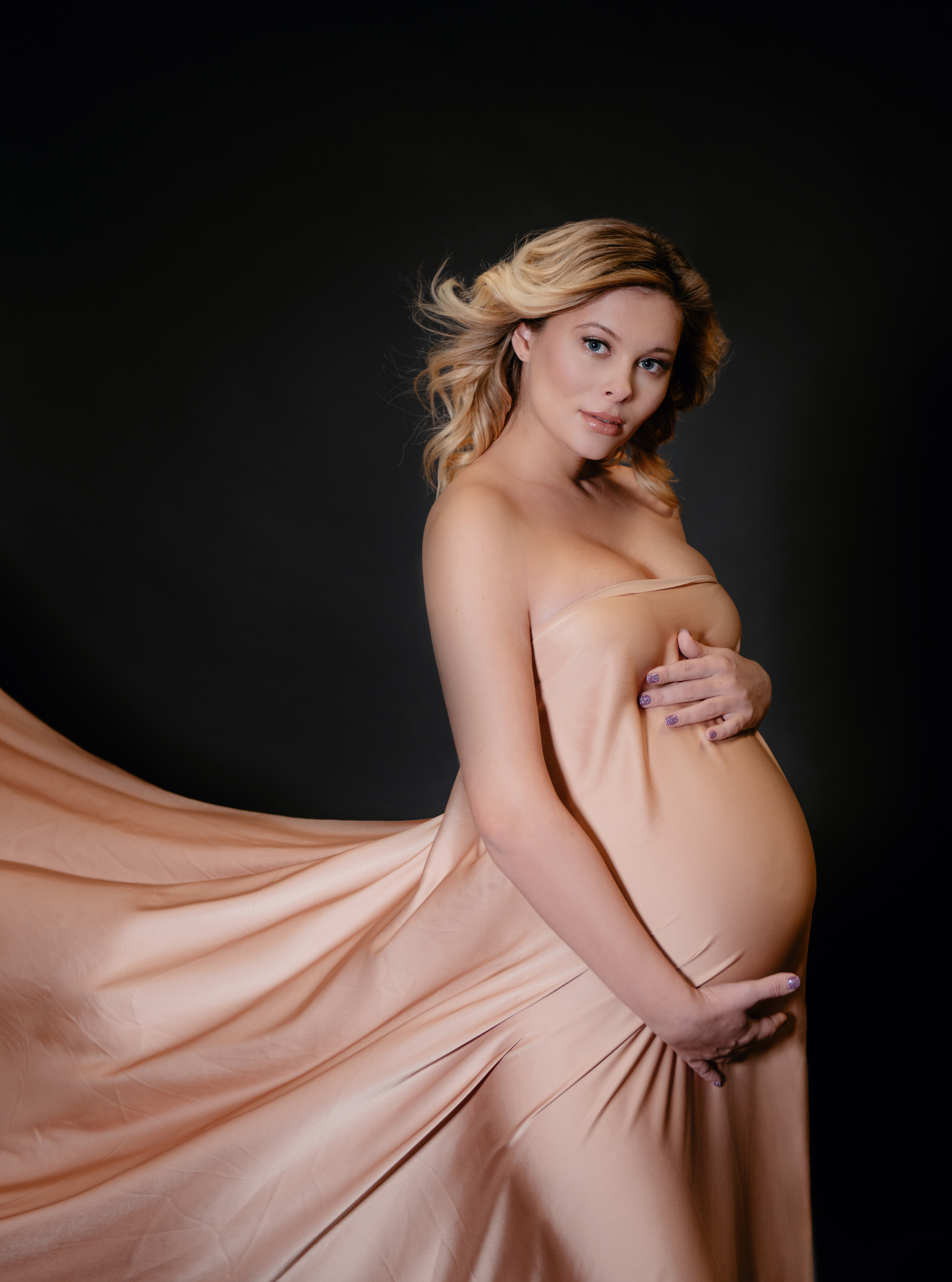Pregnancy photography. Professional photographer in Prague Anastasia Haritonova