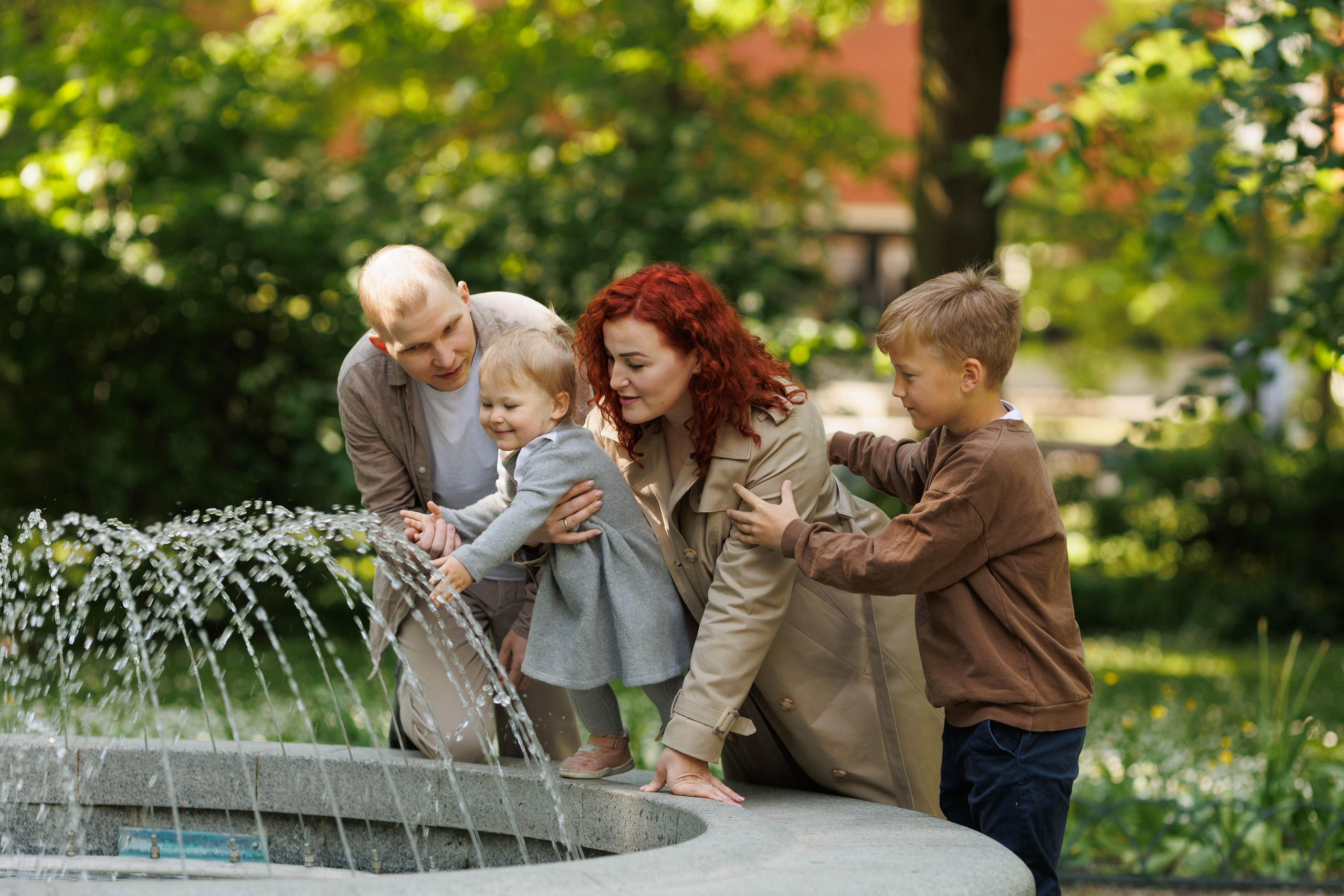 Family walking in the park. Family photographer in Vilnuis Svetlana Naumova