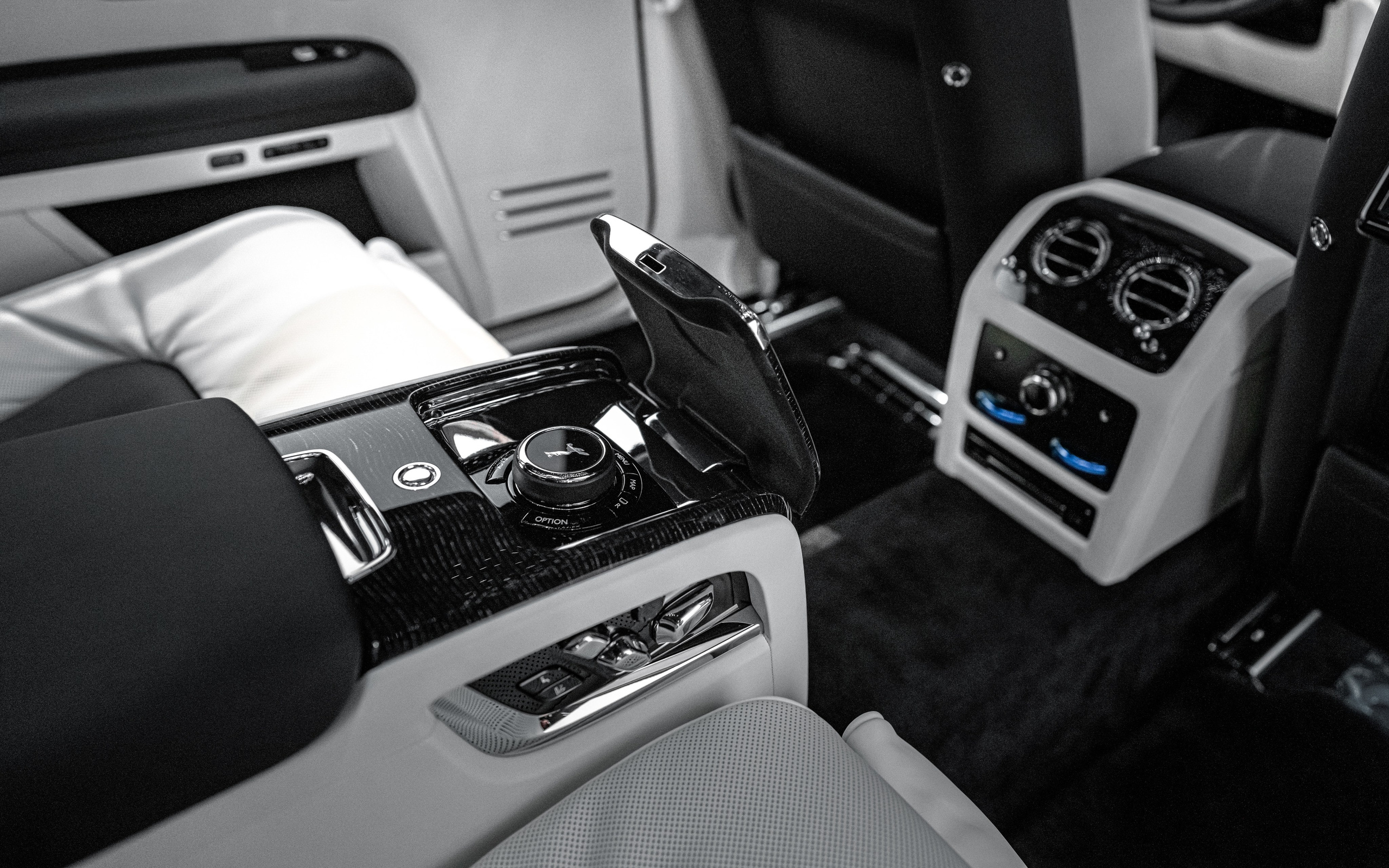 ROLLS-ROYCE. WORLDWIDE COMMERCIAL AUTOMOTIVE PHOTOGRAPHER