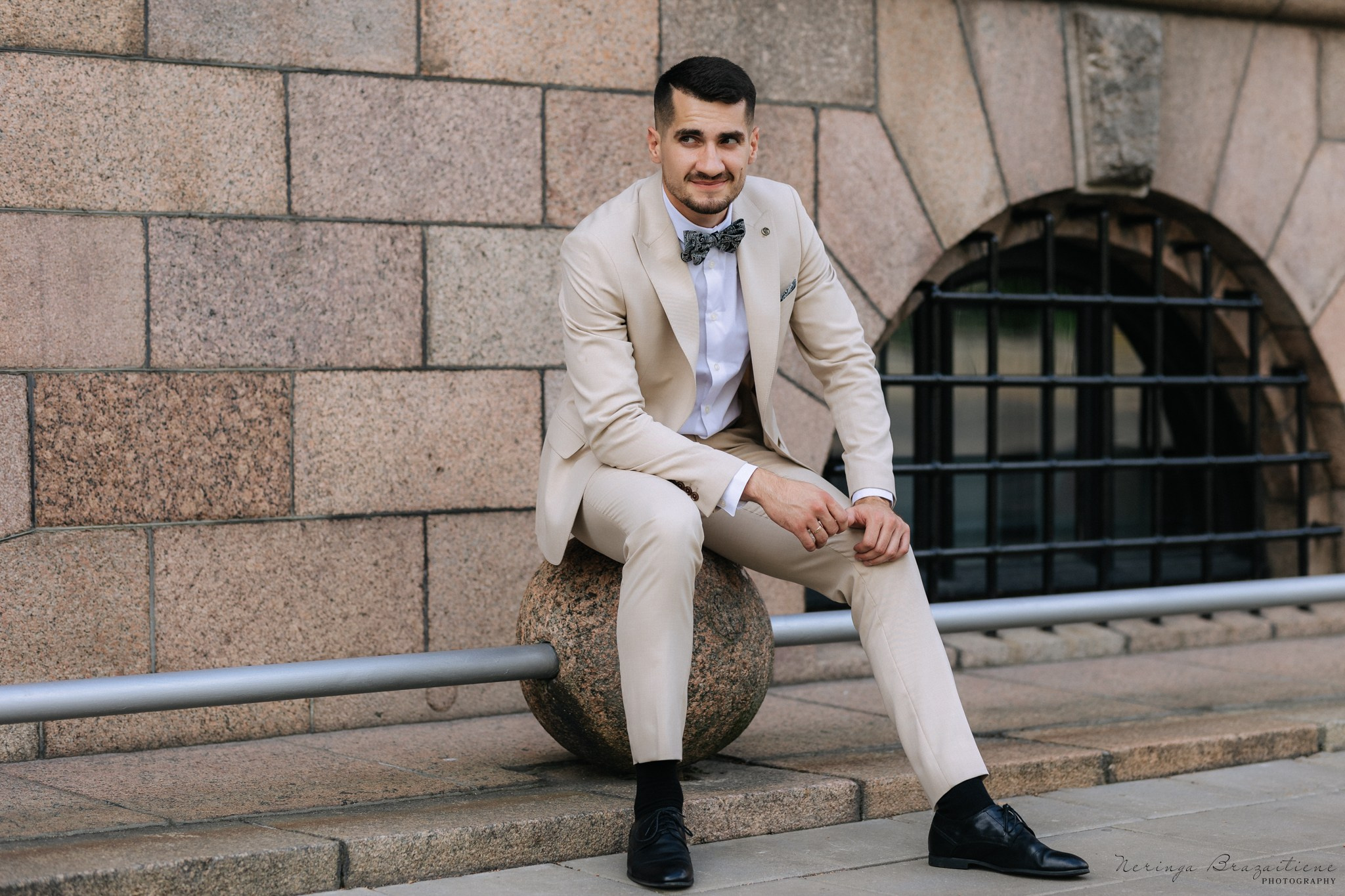 Vestuvinė fotosesija Kaune, Vienybės aikštėje, prie Lietuvos banko