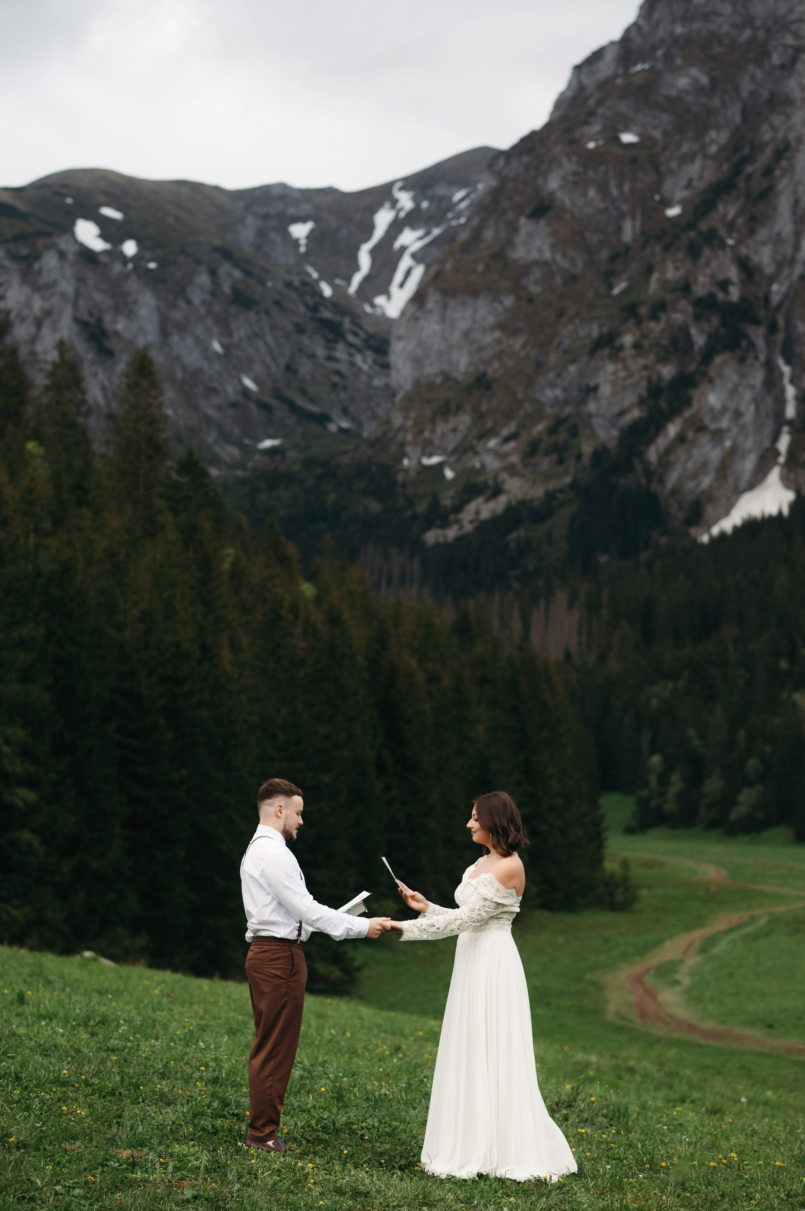Hochzeitsfotoshooting in den Bergen | Natürliche & Romantische Hochzeitsbilder