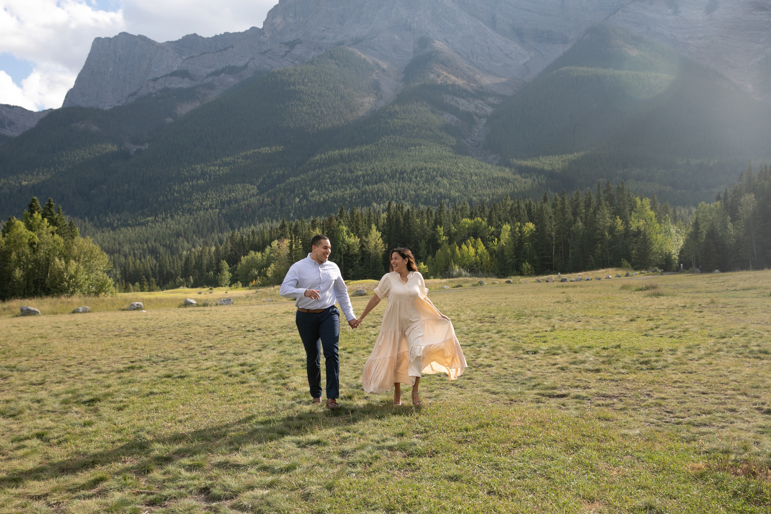 Pierina & Thomas — Canmore Engagement. Fotografía accesible en Calgary
