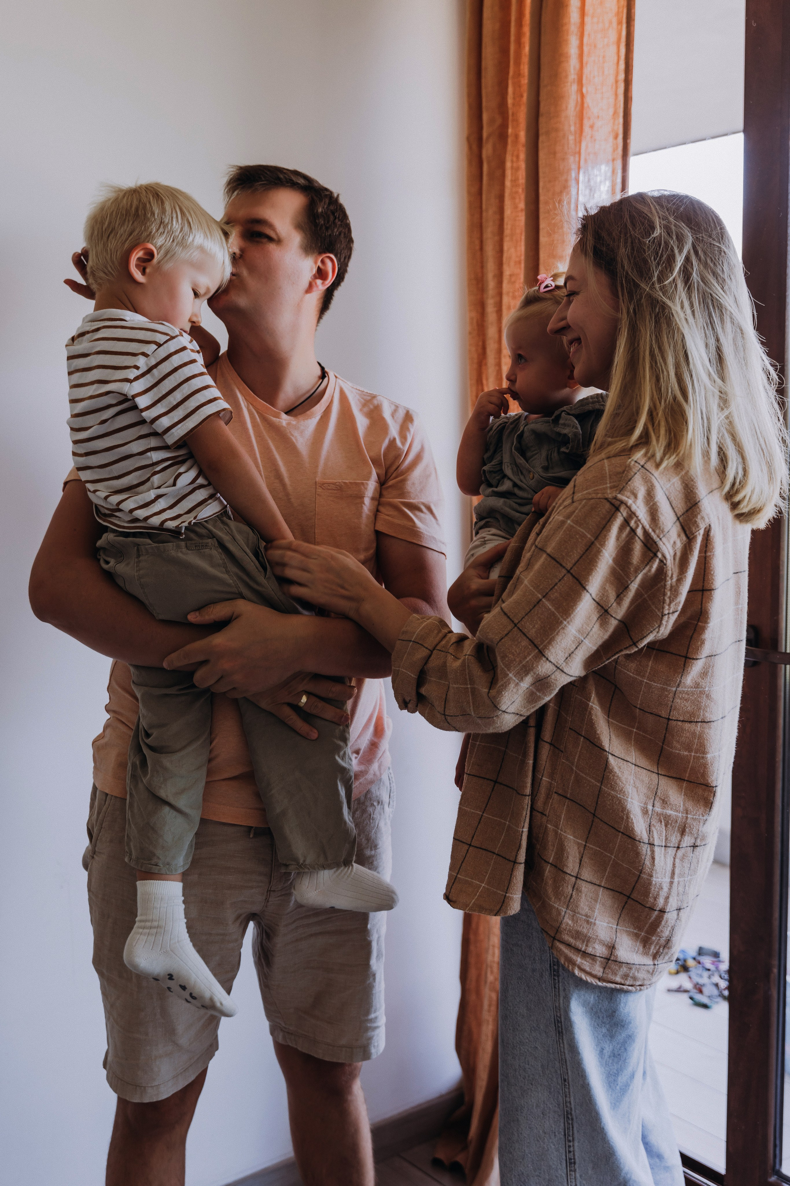 Lifestyle Family Photoshoot at Home — Cozy & Authentic Moments. Photographer in Santiago, Chile Anna Almazova