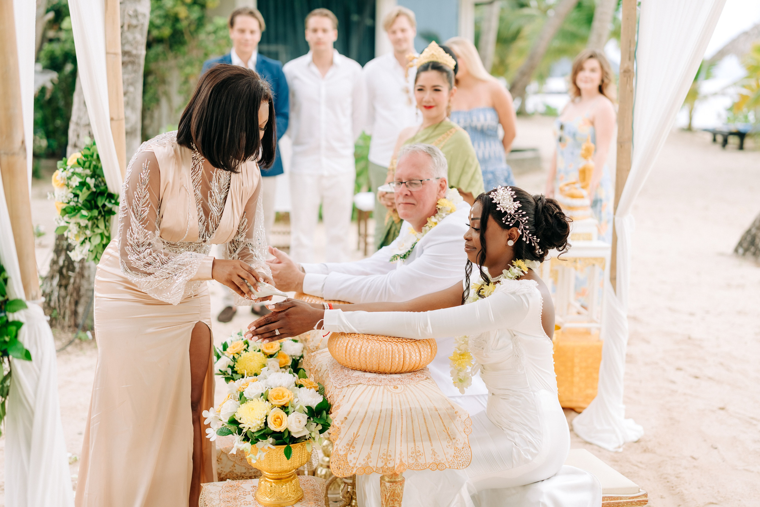With guests. Буддийская свадебная церемония на Самуи, Таиланд