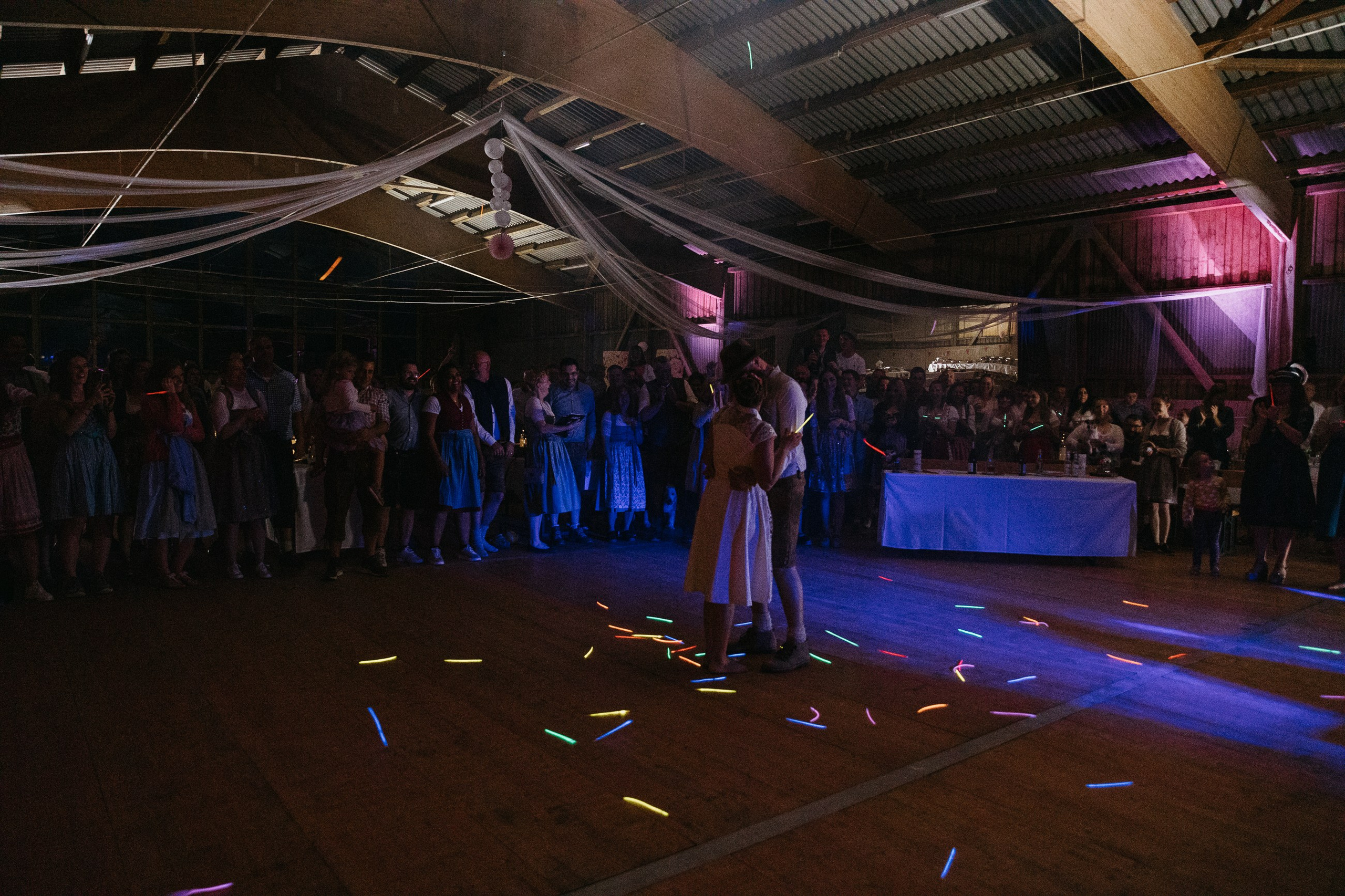 Erster Tanz des Paares in rustikaler Scheune, Süddeutschland