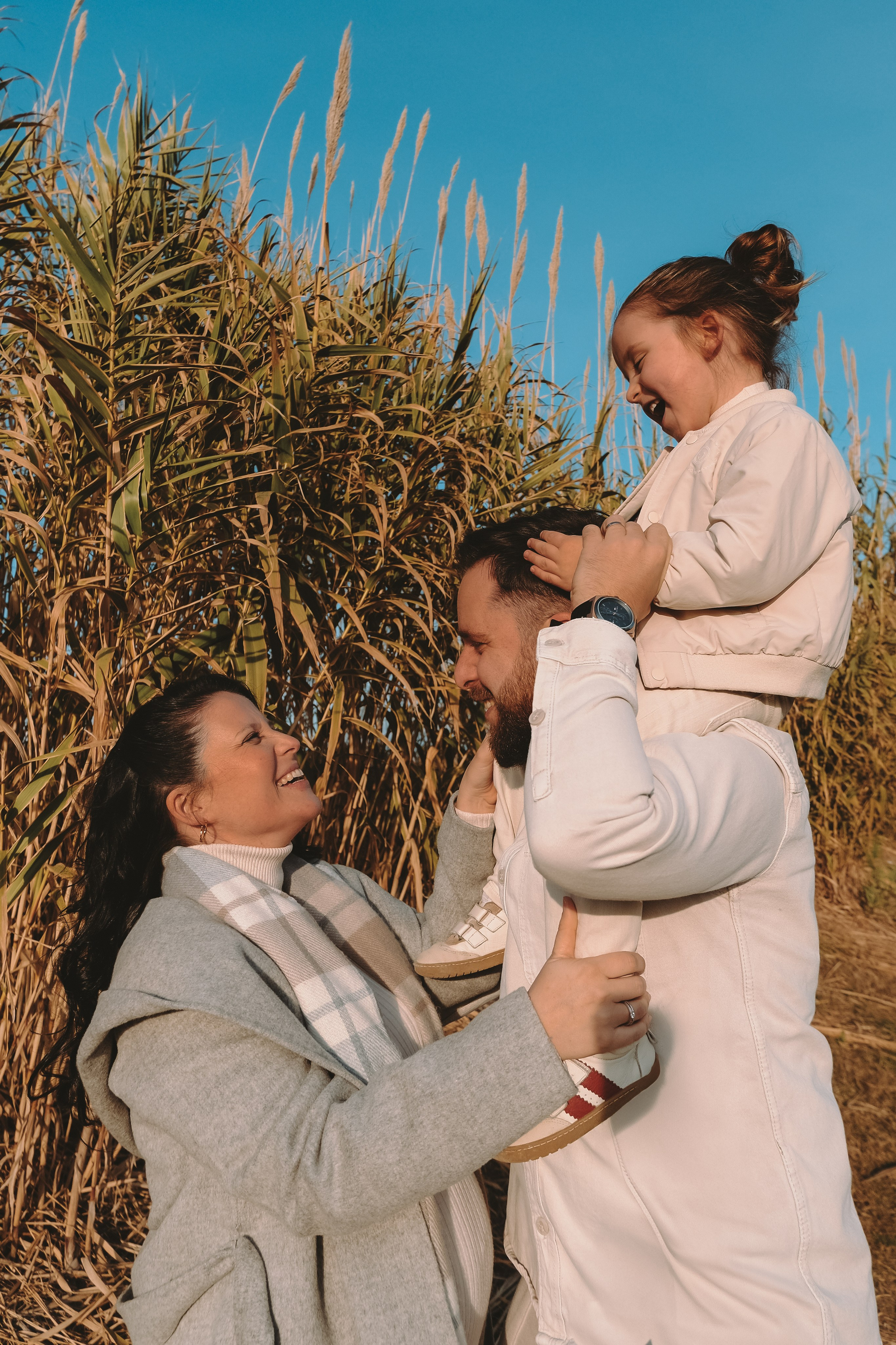 Sesión familiar embarazo. Fotografía profesional en Calafell - Elena Medvedeva