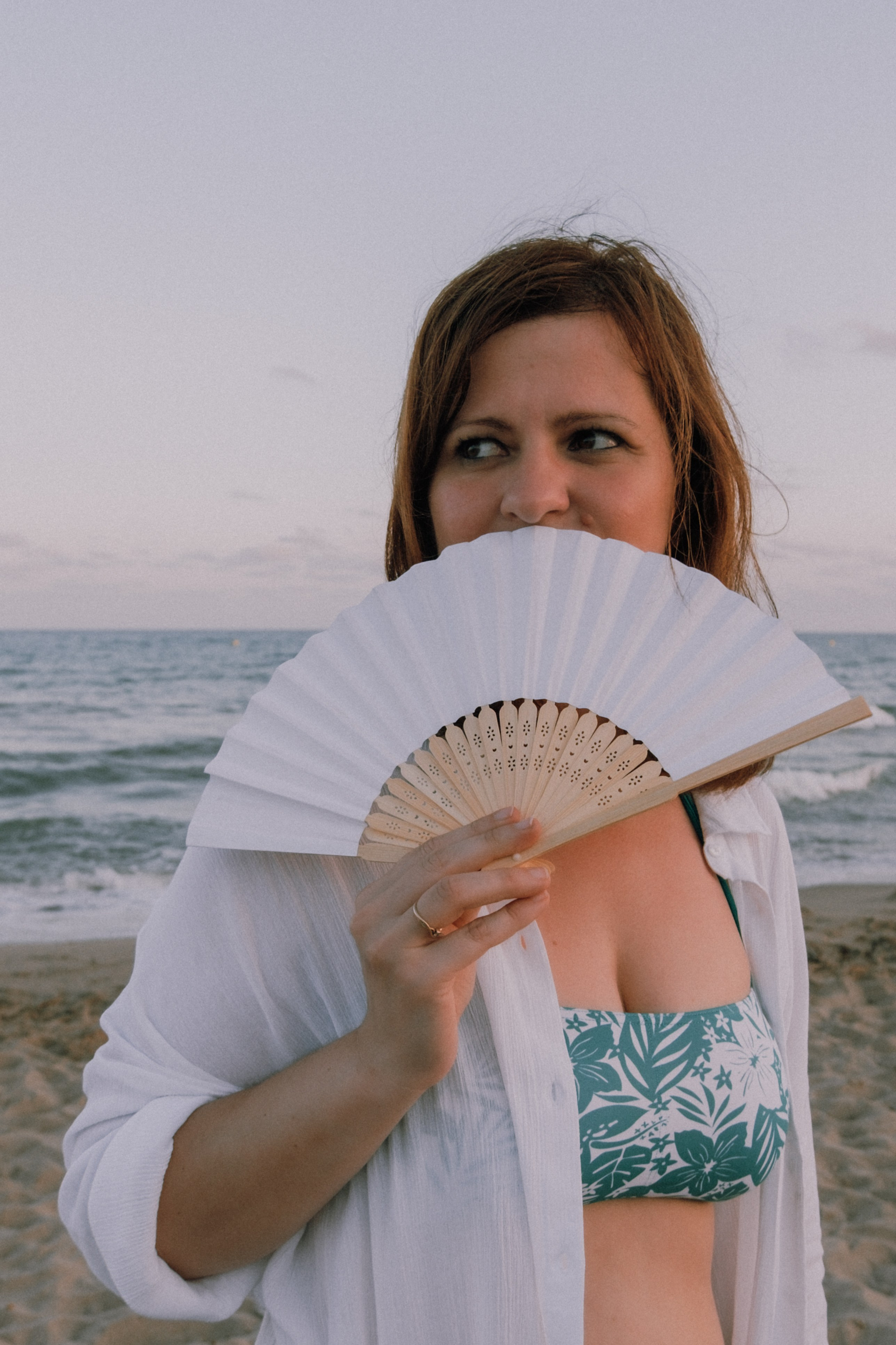 Sesión de amigas en la playa. Fotografía profesional en Calafell - Elena Medvedeva
