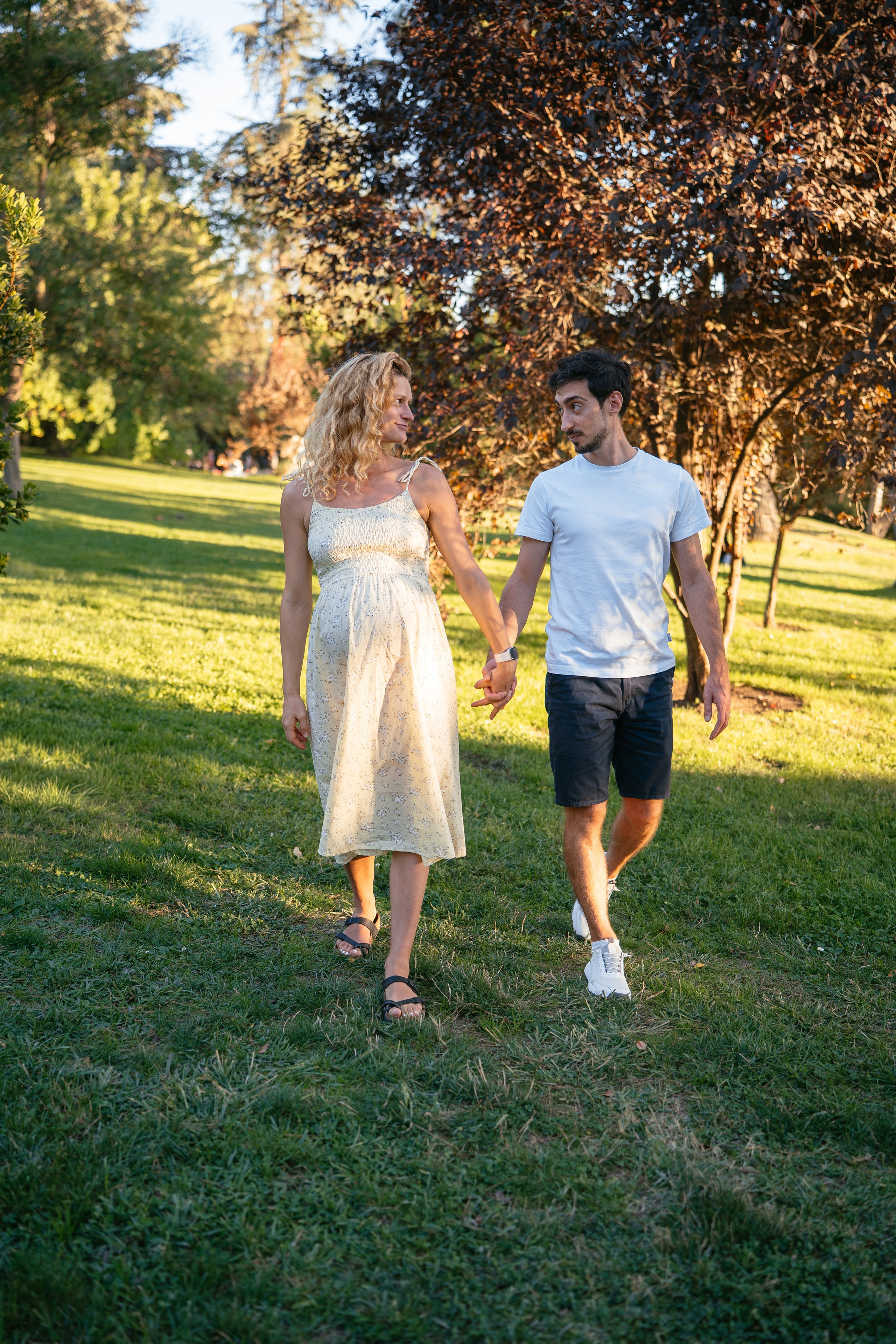Candid pregnancy photoshoot in the park. Photographer in Madrid, Spain. Alyona Belyaninova