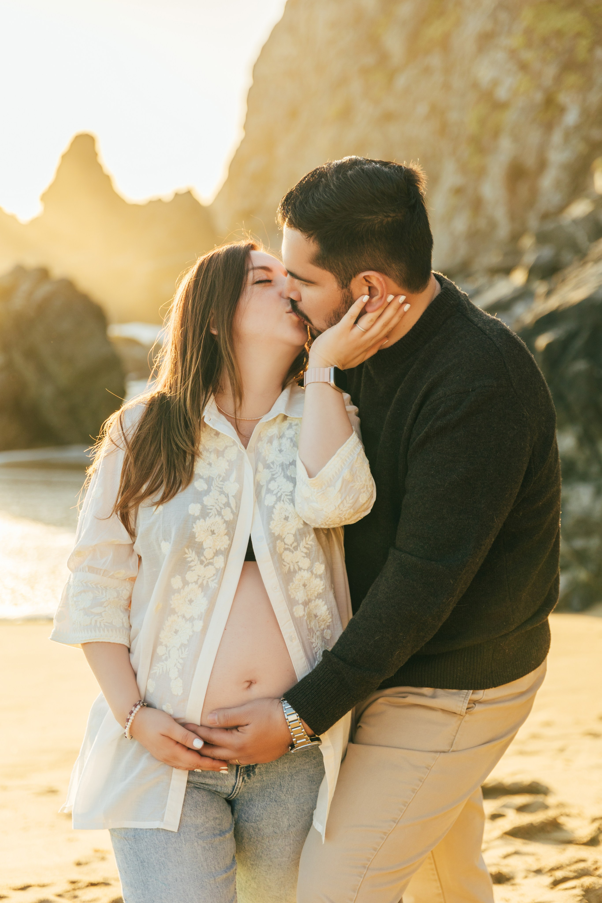 Sesión de embarazo en la playa — Luz suave y amor puro. Photographer in Santiago, Chile Anna Almazova
