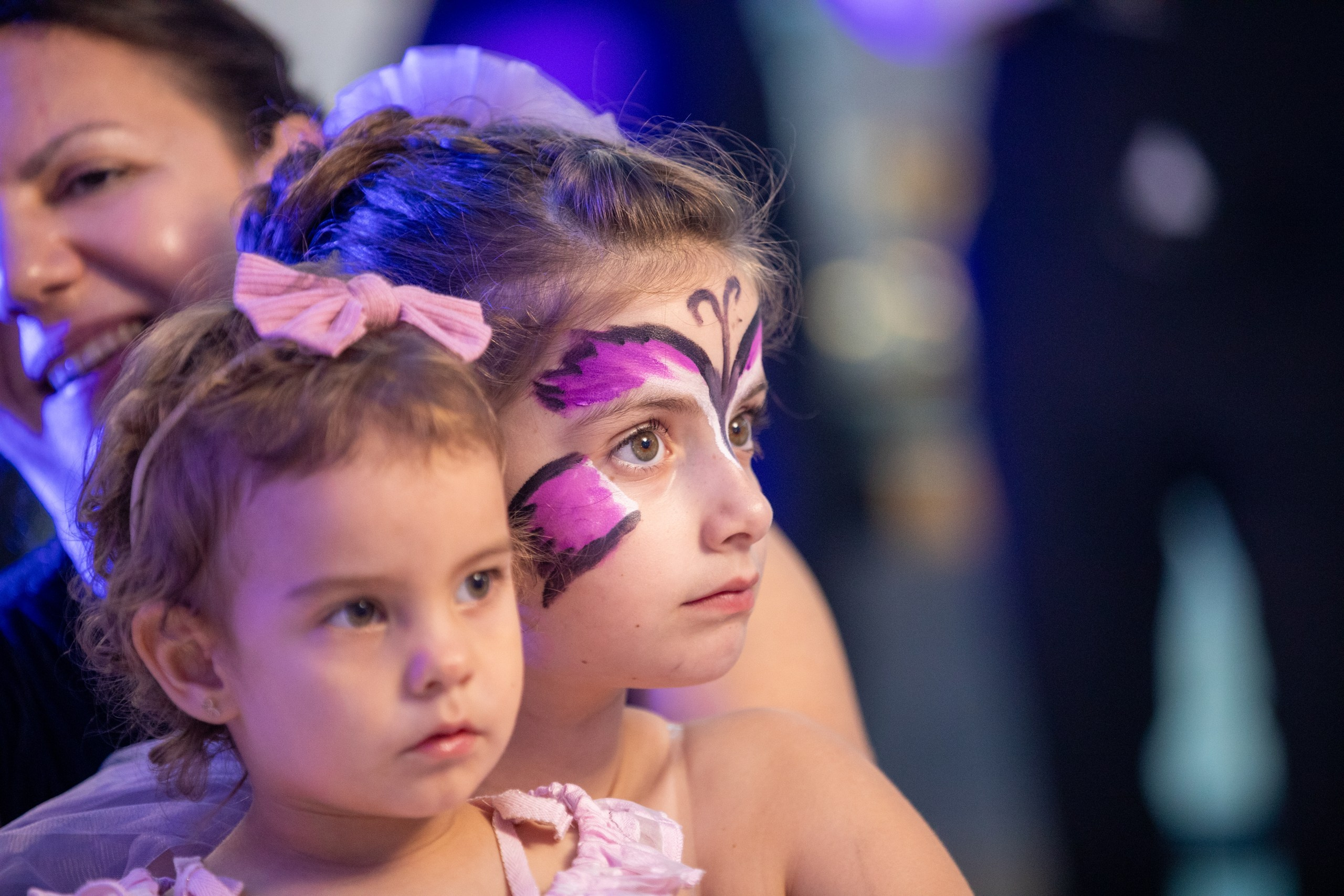 fotograf botez , fotografie botez Botoșani, fotograf Alin Chirilă, amintiri botez, fotografii botez, botez Miruna Parascheva, fotograf copii, fotografie botez în Botoșani-alt="botez , fotografie botez Alin Chirilă, amintiri botez, fotografii emoționante botez Botoșani"-- fotografii-botez-bebelus- amintiri-botez-micuț- moment-sfânt-crestinare- fotografie-emotionanta-botez- detalii-botez-bebelusi- parinti-fericiti-la-botez- fotograf-botez-profesionist- botez-in-biserica-ortodoxa- micuț-botezat-cu-emoție- zâmbete-și-lacrimi-la-botez- bebeluș-la-cristelniță- decor-botez-colorat- botez-cu-dragoste-și-credință- emotie-pura-la-botez- fotograf-botez-botosani- botez-iasi-suceava-fotograf- amintiri-nepretuite-botez-- Preotul ținându-l pe micuțul Mathias Gabriel la botez, în biserica Înălțarea Domnului, Copălău  - Detalii de la botezul lui Mathias – lumânare, trusou și icoană  - Familia lui Mathias Gabriel alături de micuț, în ziua botezului  - Portret emoționant cu mama și bebelușul în brațe, în biserică,fotograf profesionist evenimente Botoșani, Iași, Suceava, Fălticeni, Bacău, Pașcani, Roman - AlinoFotoStudio by Alin Chirilă - servicii foto nuntă, botez, cununie, ședințe foto creative, albume personalizate, fotografii emoționante și calitative pentru cele mai importante momente din viață,fotograf nuntă Botoșani Alin Chirilă,  ședință foto botez Iași - AlinoFotoStudio,  servicii fotograf profesionist evenimente Suceava,  fotograf cununie civilă Fălticeni - Alin Chirilă,  album foto nuntă personalizat Bacău.“Bebeluș botezat în biserică, ținut în brațe de nași”	•	“Detaliu cu lumânarea de botez decorată cu flori albe”	•	“Părinți emoționați alături de copilul lor la ceremonia de botez”	•	“Masa festivă de botez cu decor tematic și tort personalizat”	•	“Momentul în care preotul toarnă apă sfințită pe fruntea bebelușului”	“Bebeluș în rochie albă de botez, zâmbind în brațele mamei”	•	“Detaliu cu cruciulița de botez așezată pe o pernă de satin”	•	“Părinți și nași aprinzând lumânările în timpul ceremoniei de botez”	•	“Tort de botez decorat cu figurine tematice și numele copilului”	•	“Copil botezat dormind liniștit în pătuțul decorat festiv”	•	“Momentul în care preotul binecuvântează copilul în fața altarului”	•	“Invitați adunându-se în jurul mesei festive la petrecerea de botez”	•	“Bebeluș ținând în mână o jucărie personalizată primită la botez”	•	“Familie fericită pozând împreună după ceremonia de botez”	•	“Decor tematic cu baloane și flori la locația petrecerii de botez” fotograf Botoșani fotograf evenimente fotograf botez Alin Chirila fotograf alinofotostudio.fotograf botez Amelis Maria, fotografie botez Botoșani, fotograf Alin Chirilă, amintiri botez, fotografii botez, botez Amelis Maria, fotograf copii, fotografie botez în Botoșani,