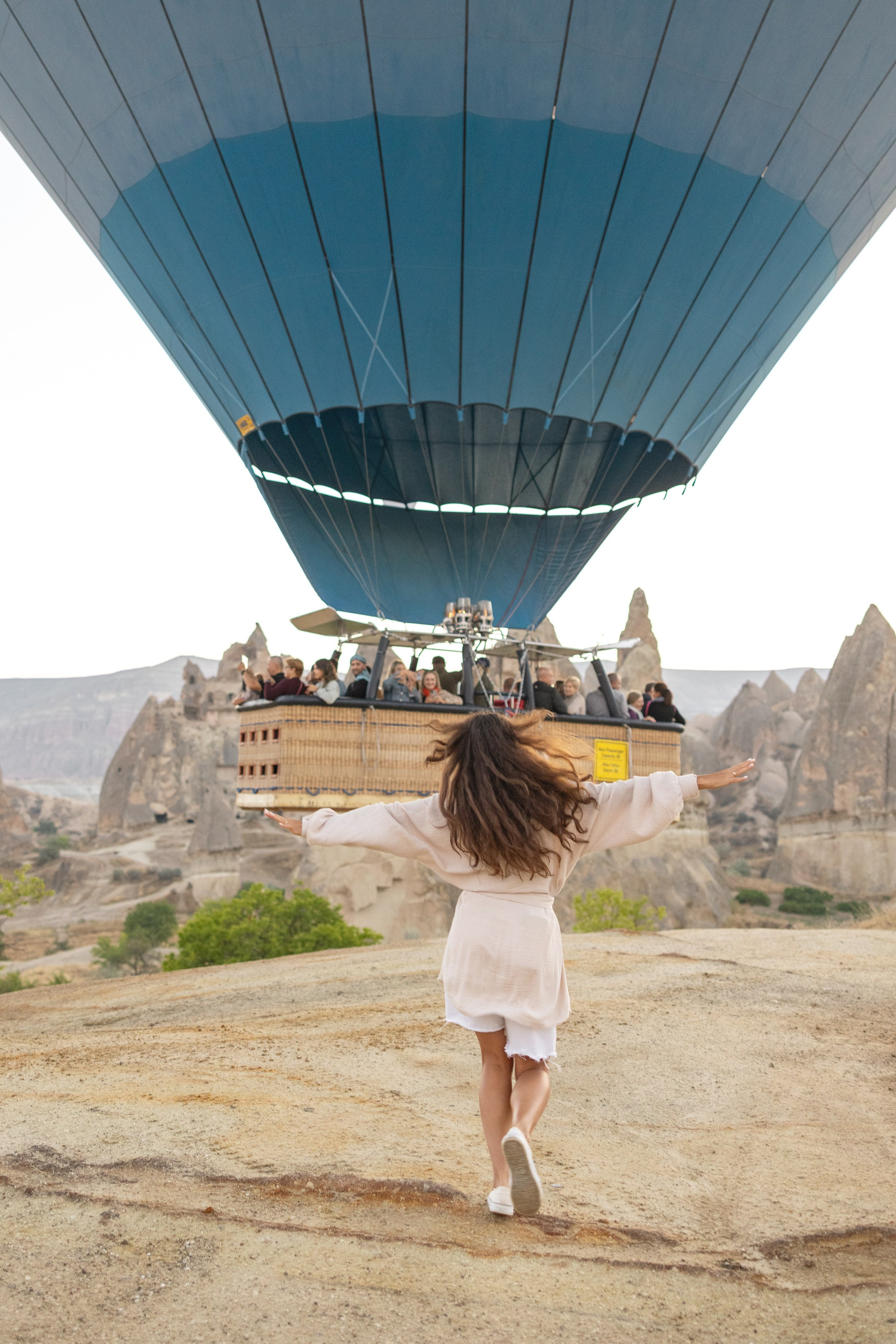 Family Photoshoot at Sunrise with Cappadocia’s Hot Air Balloons. Julia Ganch I Fashion Wedding Photography I Cappadocia Turkey