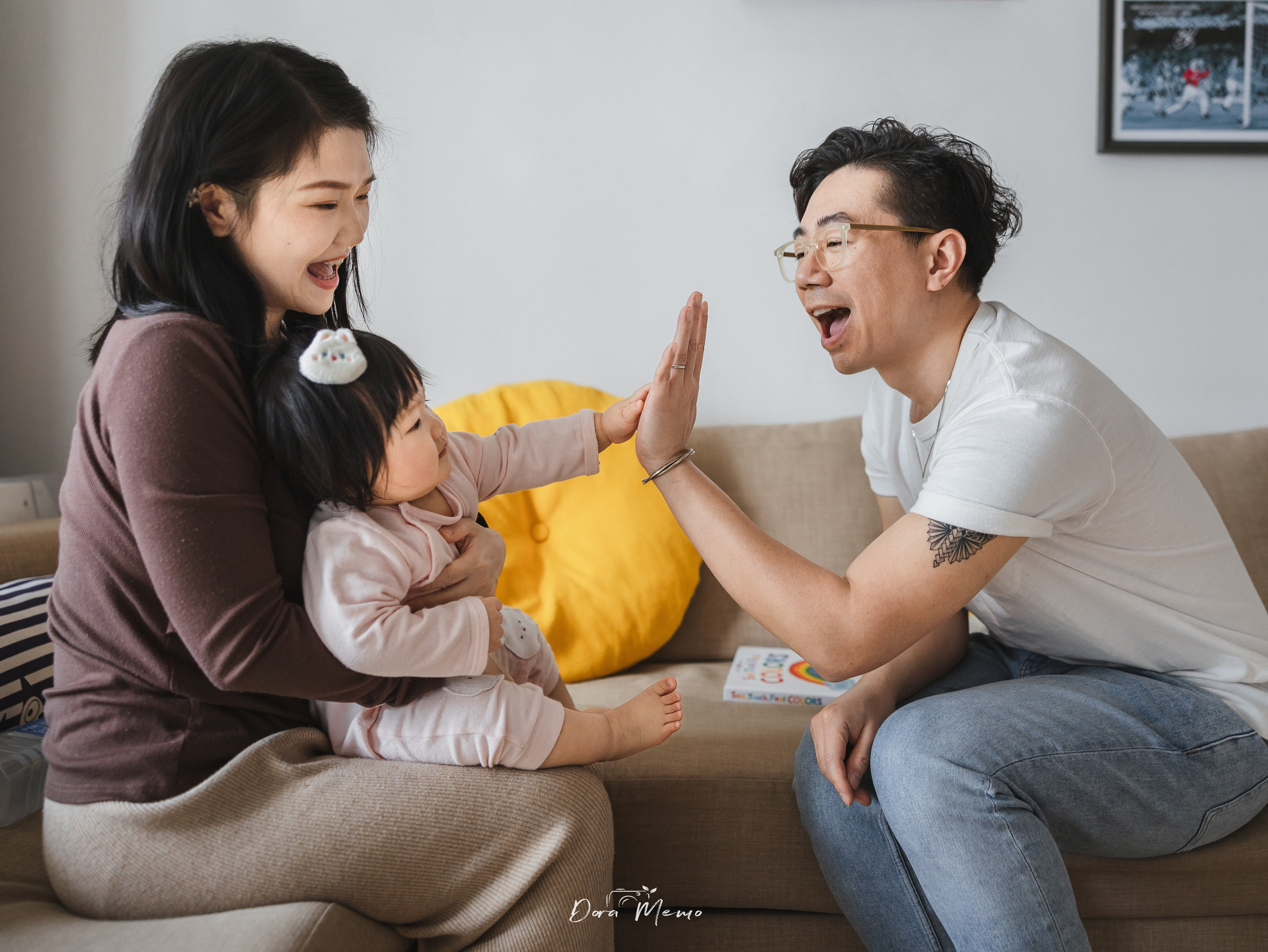 During the family session in Shanghai, the 8-month-old baby and dad shared a sweet high-five, captured perfectly by the photographer.