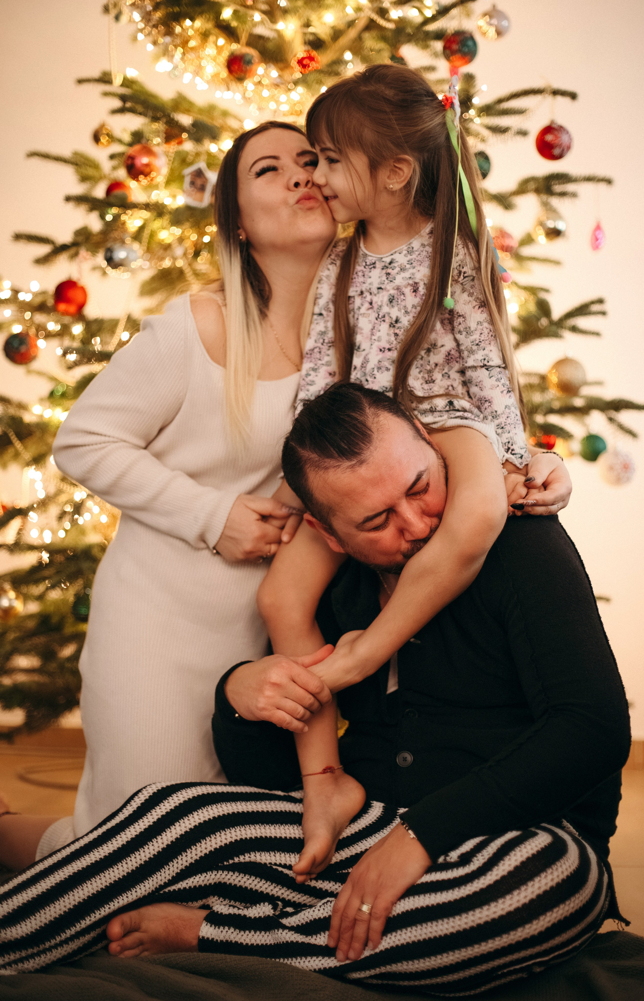 Ședință foto de Crăciun acasă, Amara și Ionuț. Fotograf de familie în Oradea Katsiaryna Ciortan
