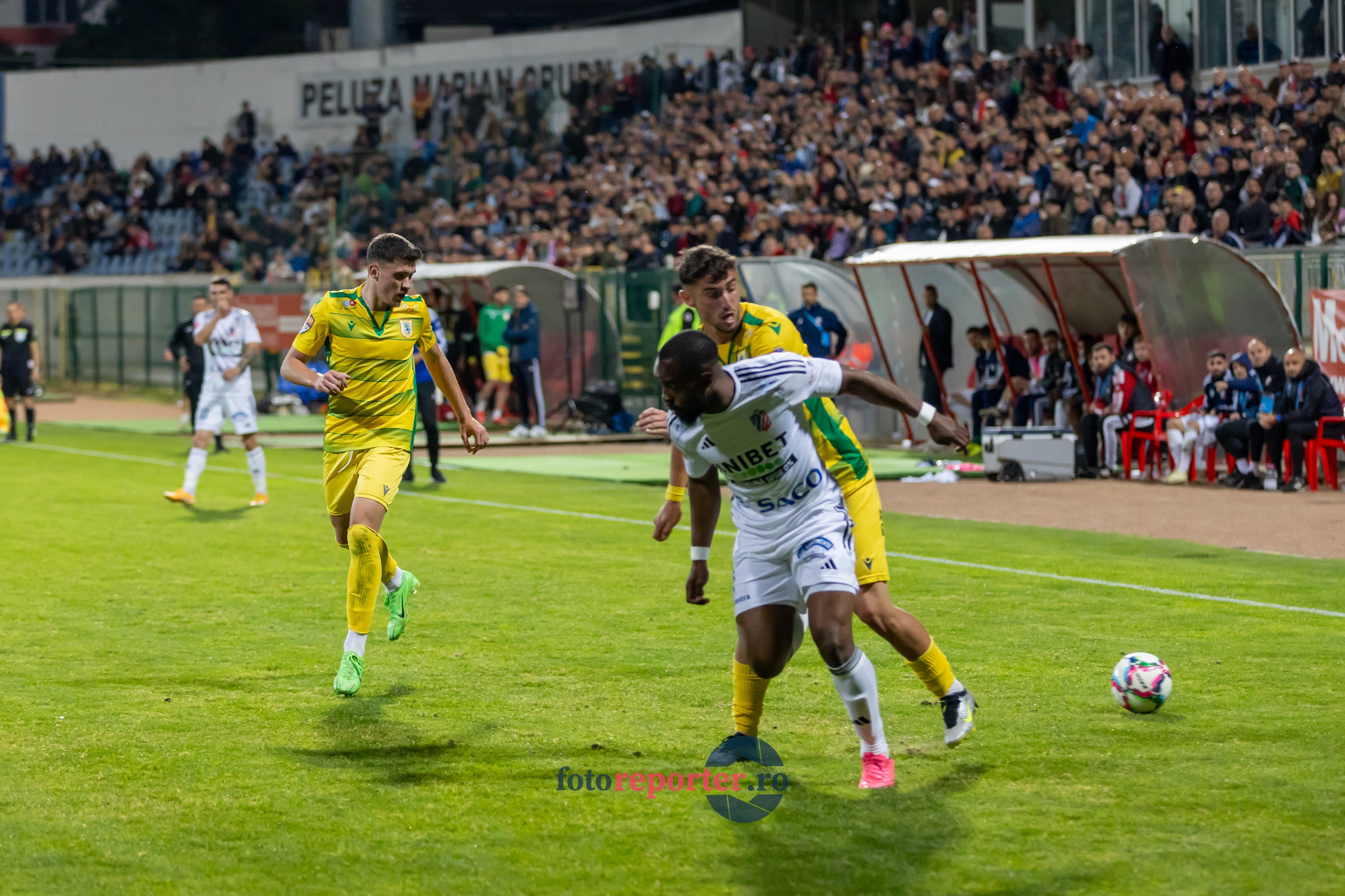 Galerie Foto: FC Botoșani vs. CS Mioveni - Pe 17 mai 2024, am fost martorii unei partide incredibile între FC Botoșani și CS Mioveni, în prima manșă a barajului pentru evitarea retrogradării. În fața unui stadion plin de emoție și speranță, echipa noastră a obținut o victorie importantă, cu un gol marcat de Aldair în minutul 93. 💪 *FC Botoșani 1-0 CS Mioveni*⚽️ Urmăriți momentele cheie ale meciului și bucuria suporterilor în această galerie foto! Pregătiți-vă pentru meciul de retur de pe 24 mai, când vom lupta din nou pentru a rămâne în prima ligă.#FCBotoșani #CSMioveni #BarajRetrogradare #ForzaBotoșani 