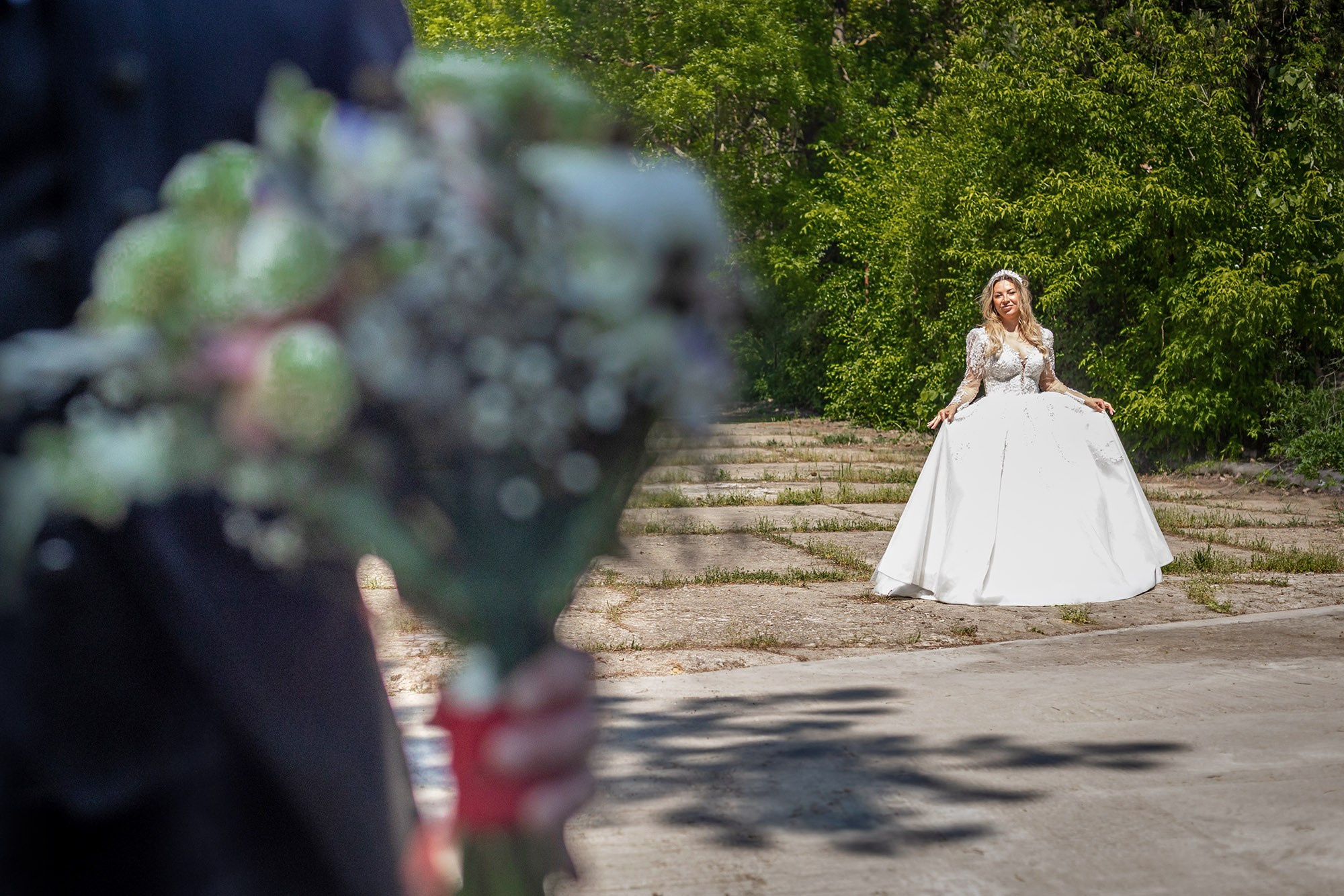 fotografie nuntă cinematică cu adâncime de câmp, mirele cu buchet in prim plan
