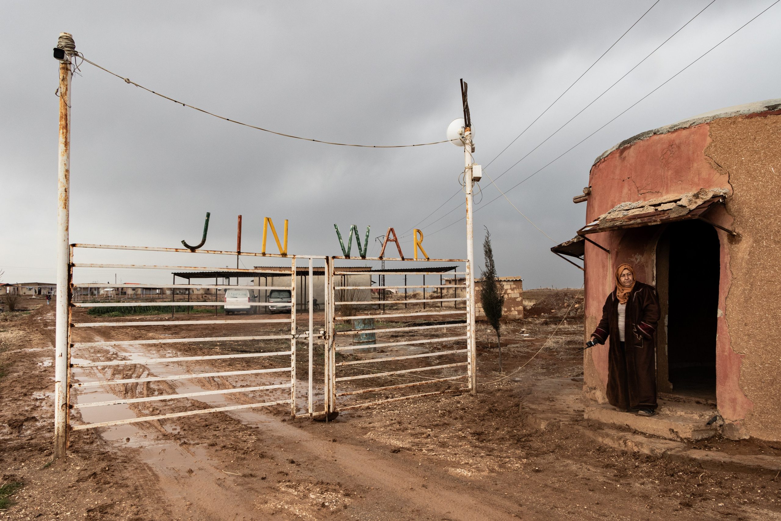 L'entrée du village de Jinwar, village exclusivement peuplé de femmes et d'enfants. Un havre de paix.