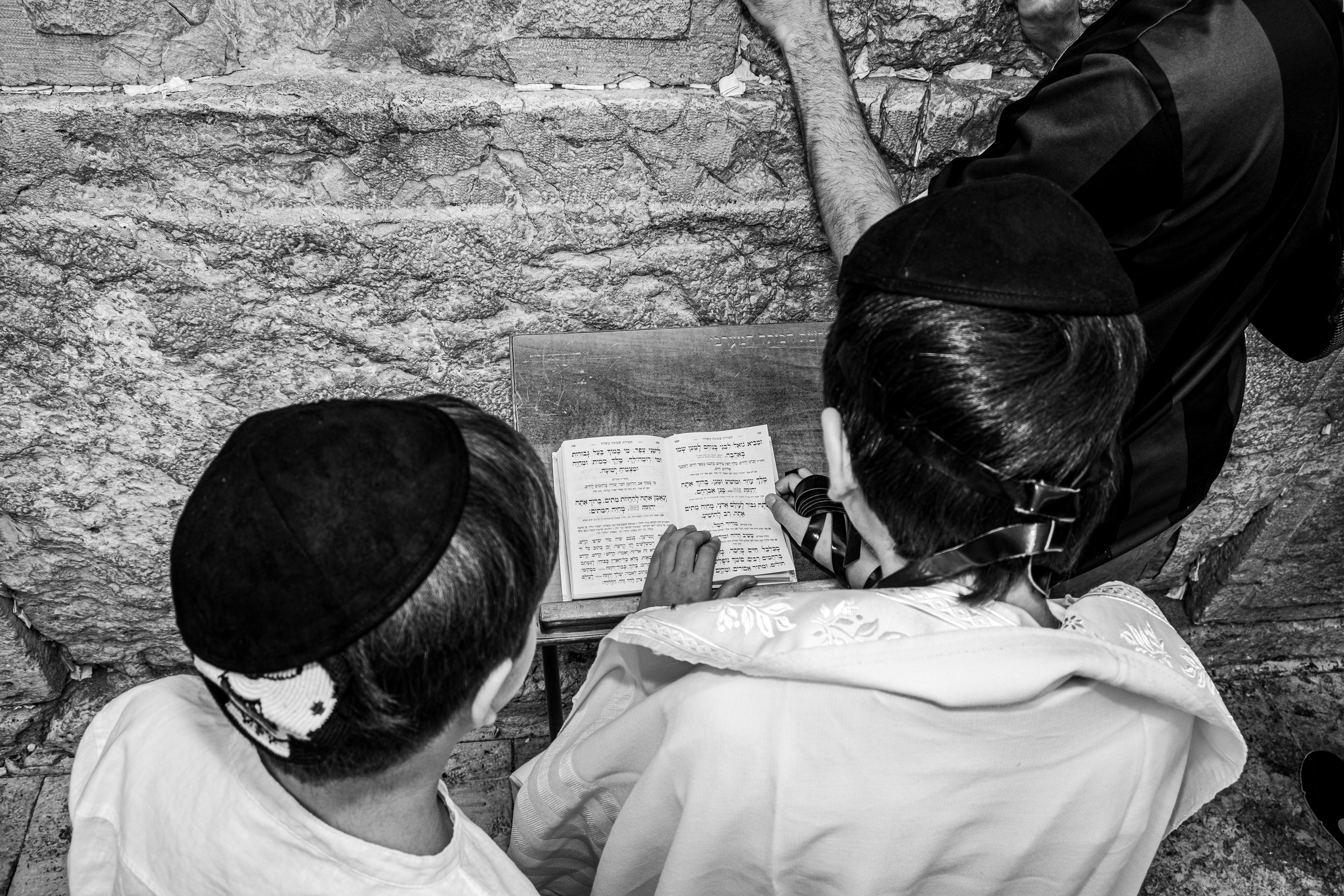 Torah reading ceremony Jerusalem Bar Mitzvah photographer capturing ceremony at the Kotel