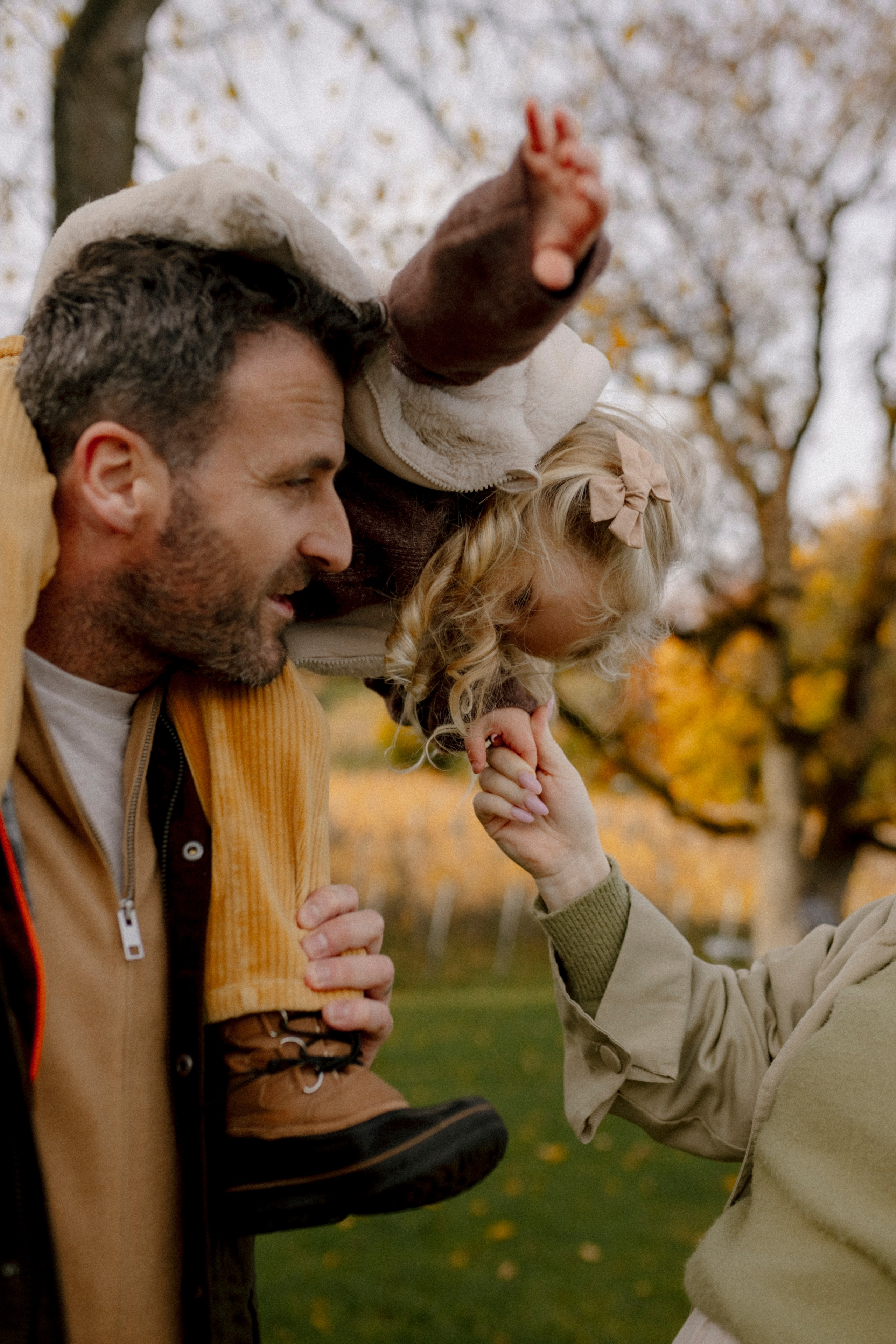Under the Tree. Polina Sobol — family & documentary photographer in Bern. Outdoor & urban photo sessions for families, kids and couples