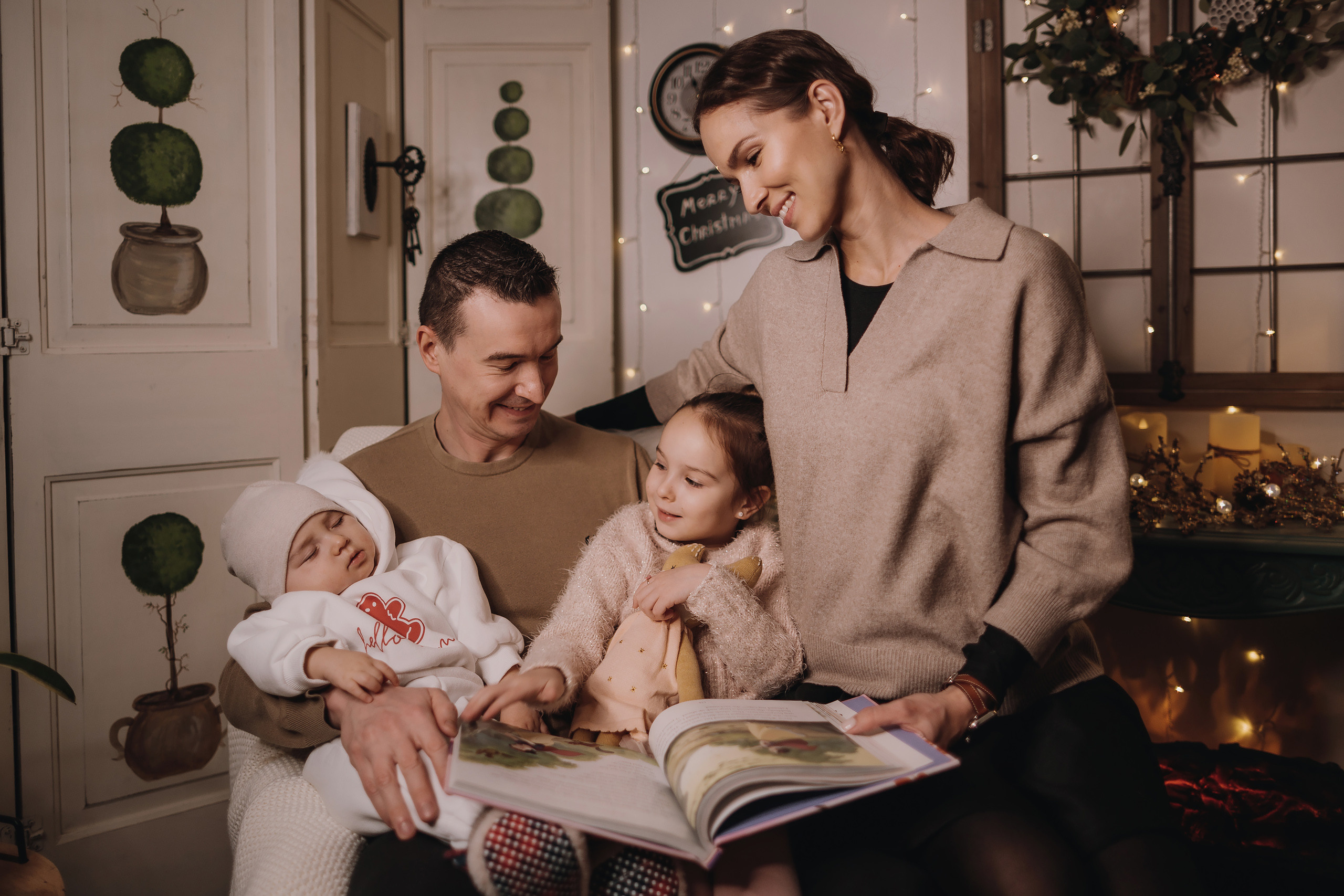 17.12.2022 Christmas Photoshoot 21. Wedding family event photographer in Chicago Nick Yushevich