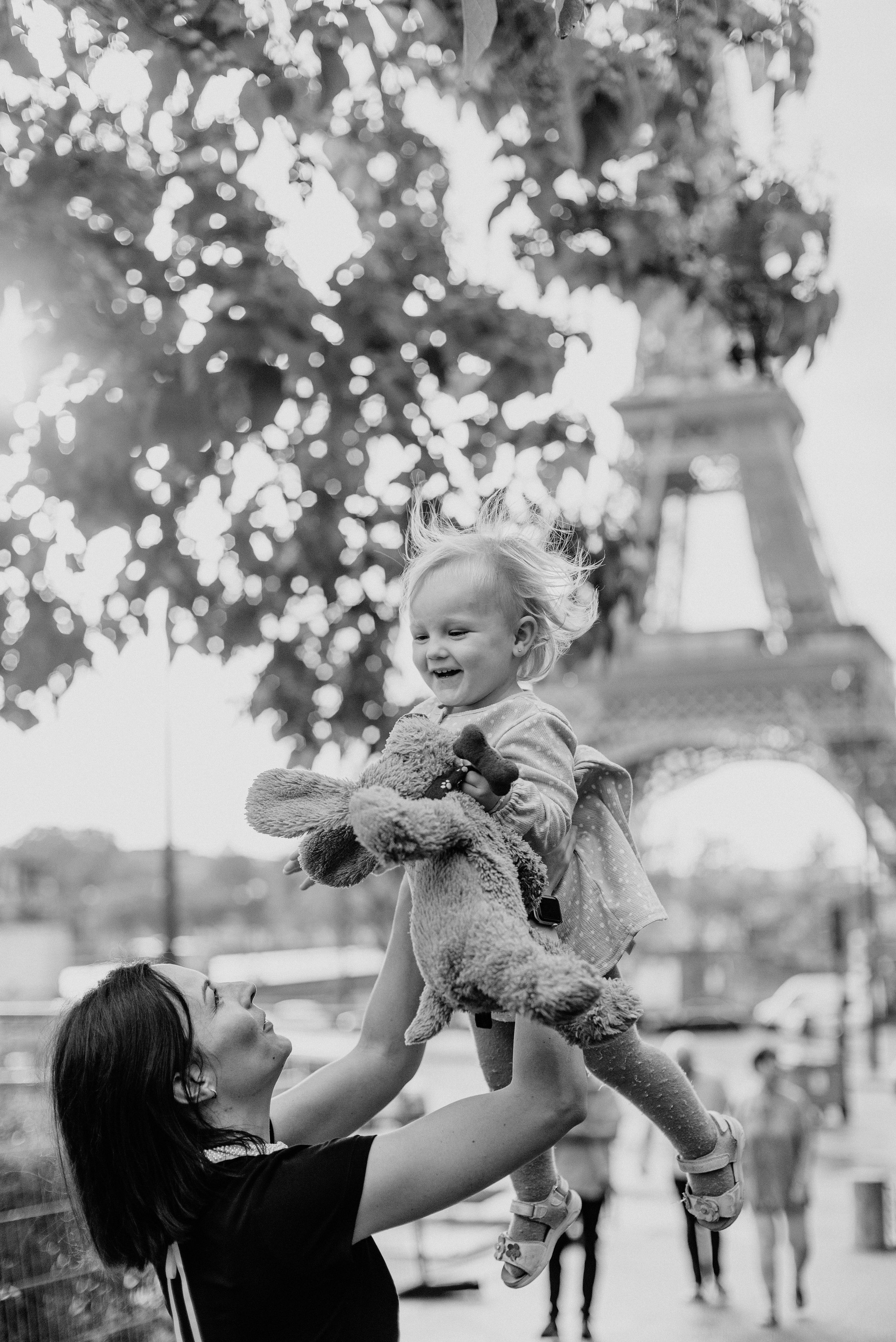 Sunset family session by the Eiffel tower. Ksenia Marchand/ Lifestyle photographer in Paris