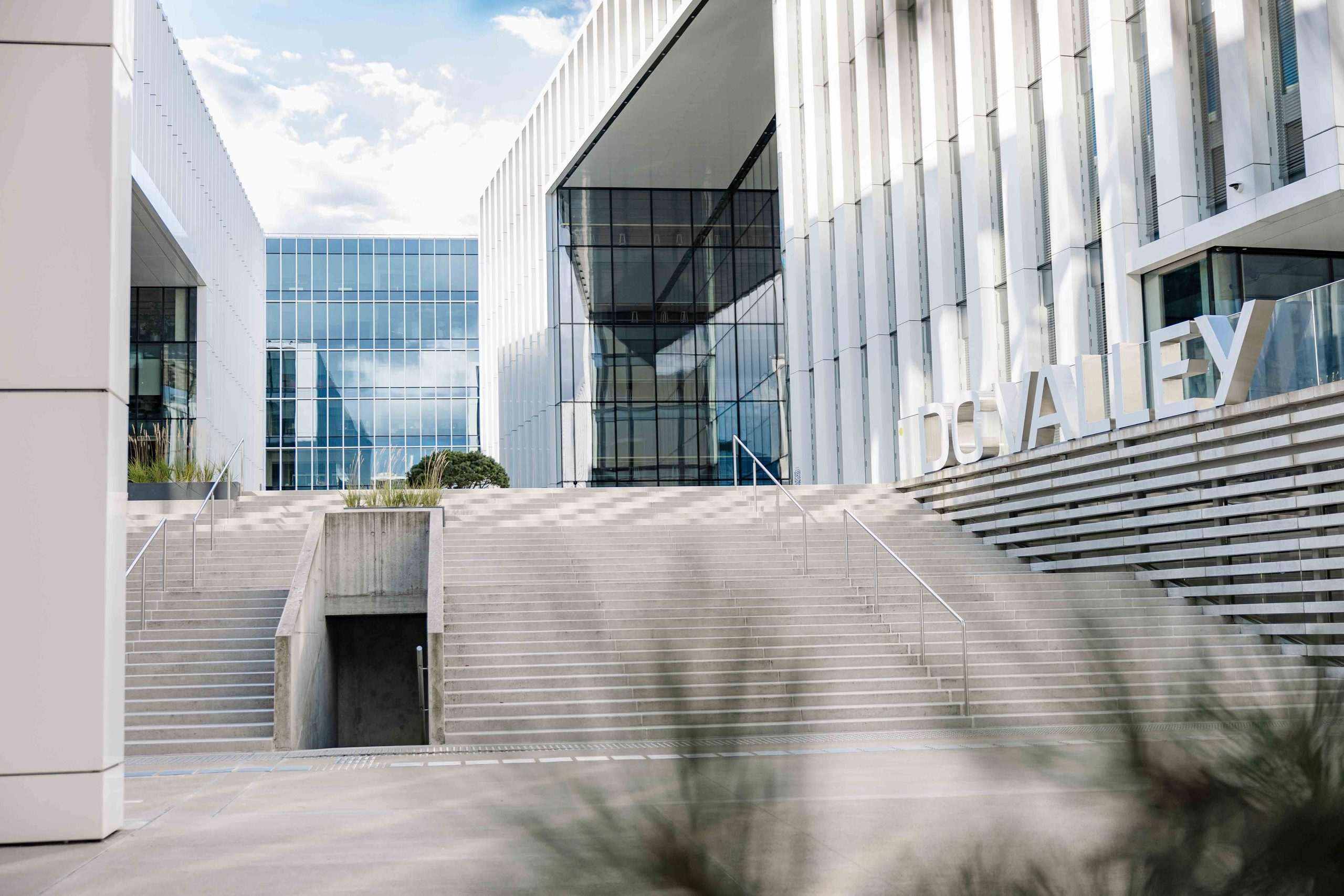 Modernios lokacijos fotosesijai Vilniuje. Framed by Evelina | Vestuvių fotografė