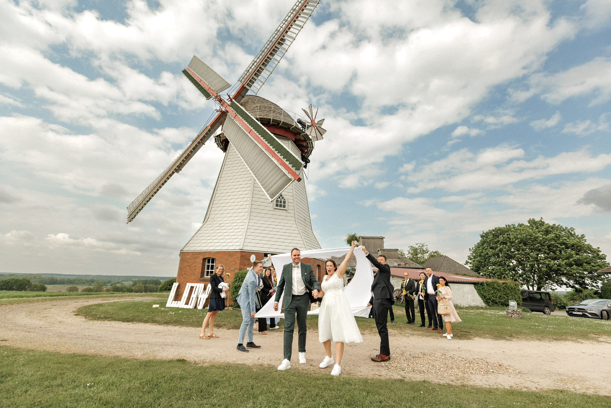 Hochzeitsfotografie an der Windmühle Eyendorf | Historische Romantik in Niedersachsen. Hochzeitsfotograf und Hochzeitsvideograf aus Hamburg | Roka21Film