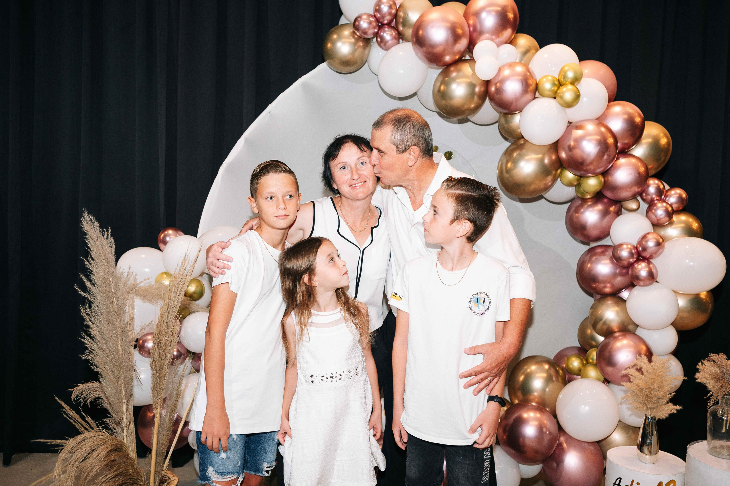 PARTY WITH FRIENDS. Https://shi-photo.com/