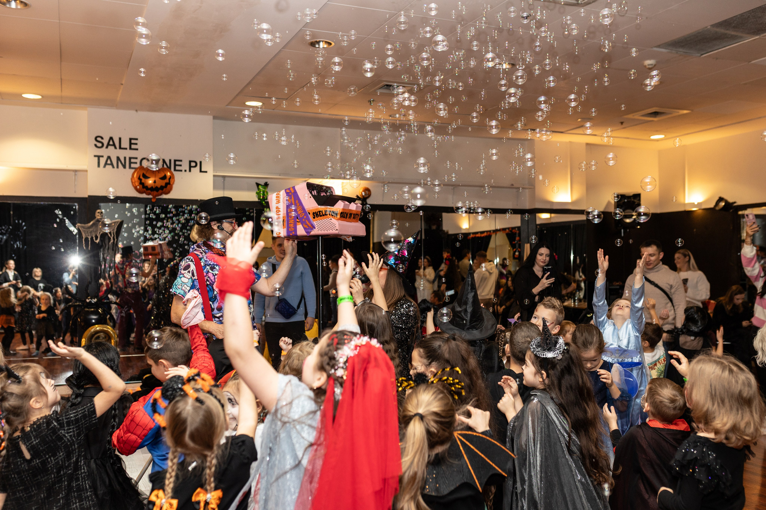 Leo dance studio Helloween 2025. Семейный и детский фотограф в Варшаве Мила Бобровская