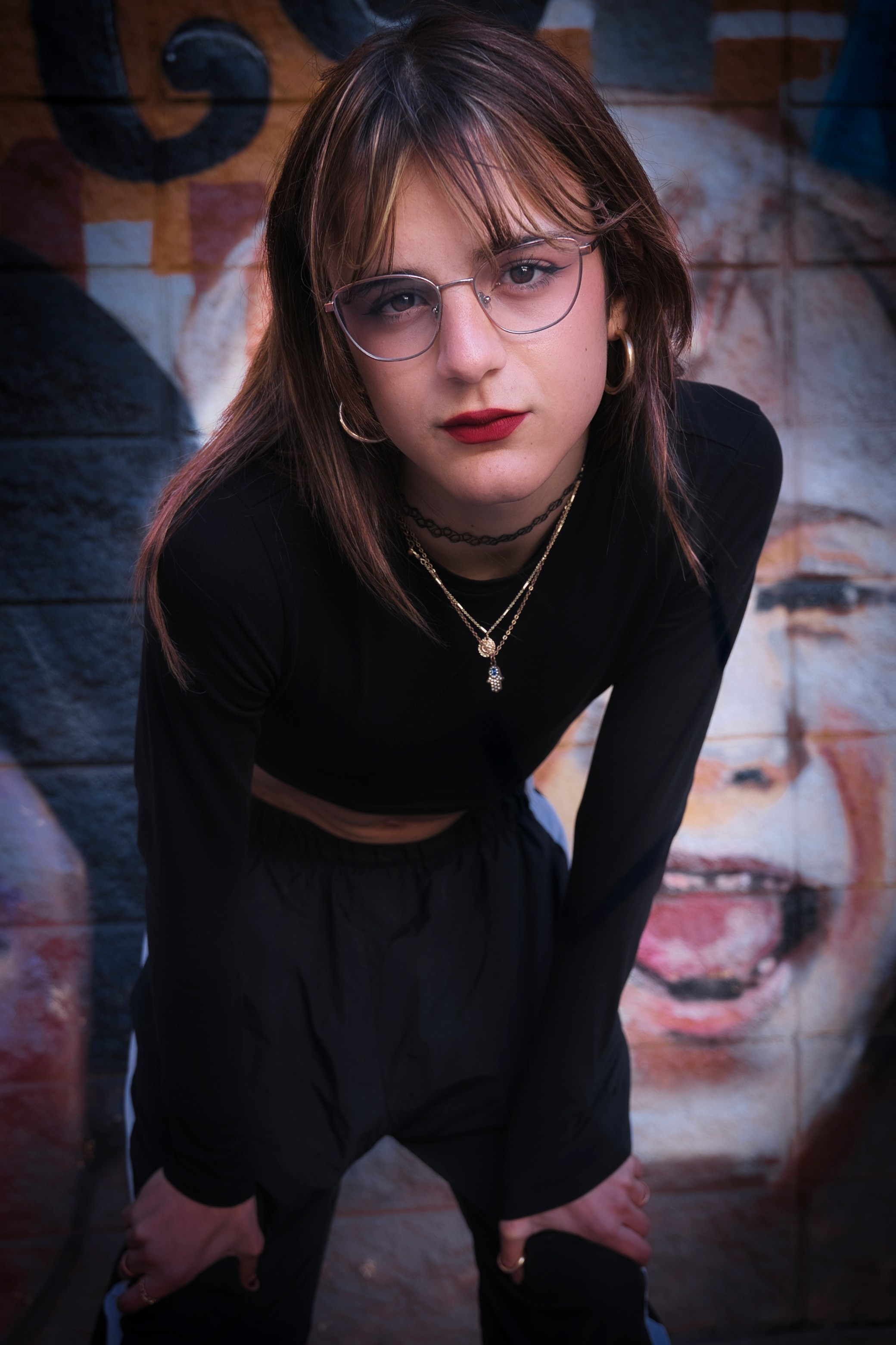 Retrato artístico en exteriores capturado con estilo profesional.