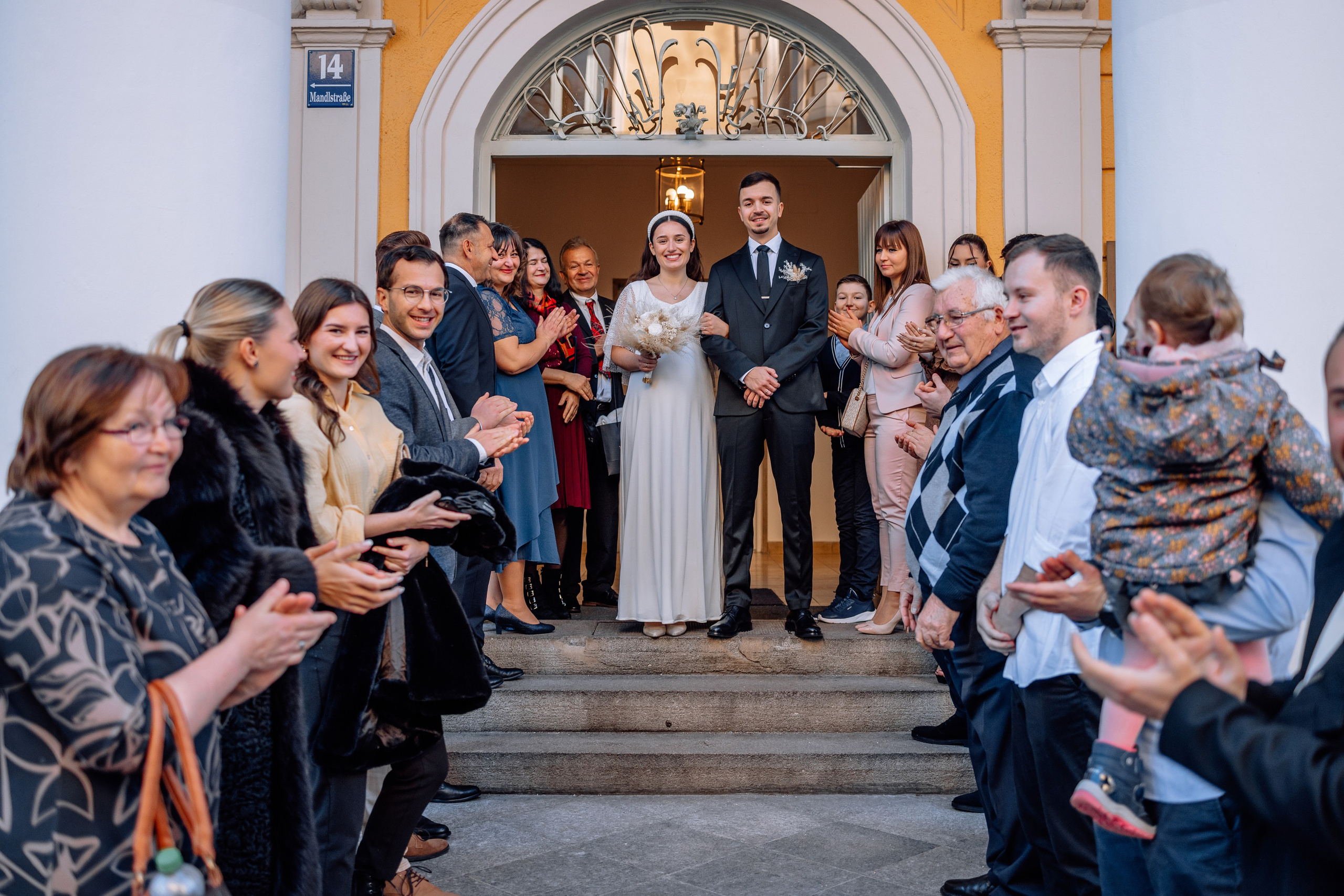 Gäste klatschen – Feier nach Trauung Standesamt Schwabing