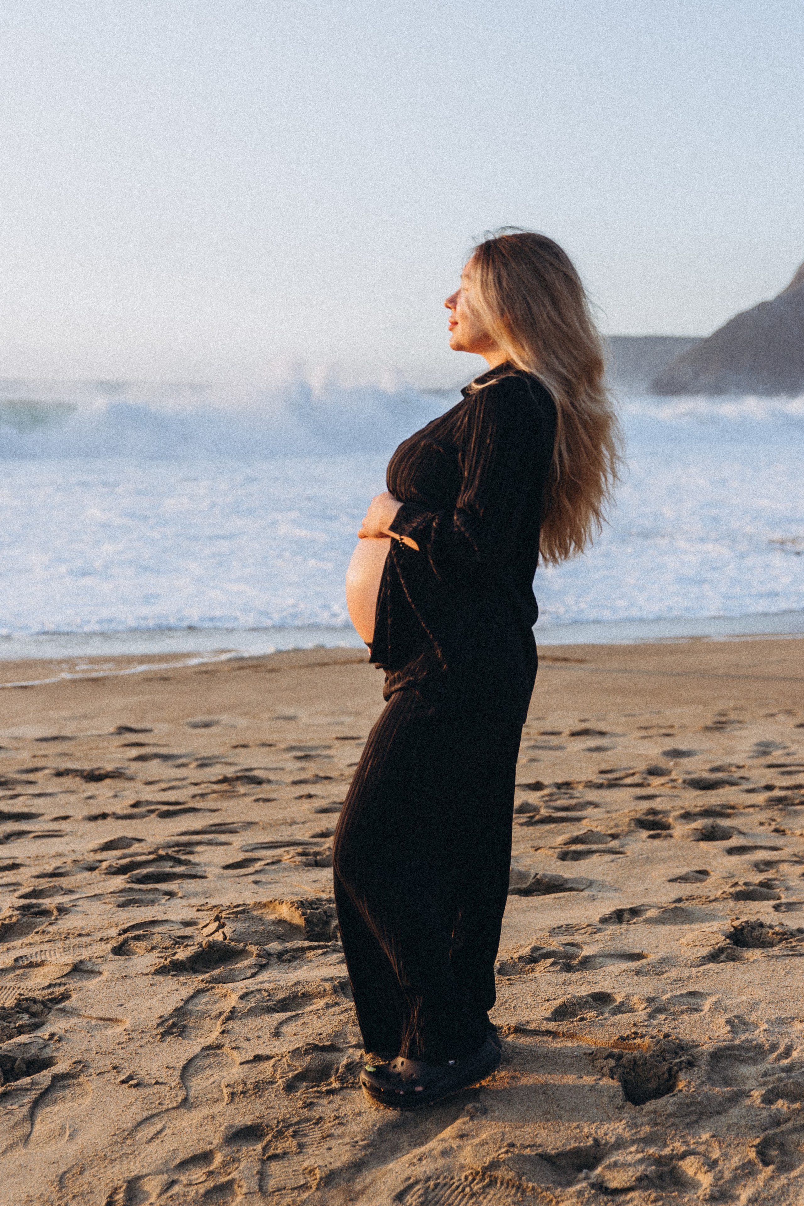 Romantic Couple Beach Photoshoot in Chile — Golden Hour Session. Photographer in Santiago, Chile Anna Almazova